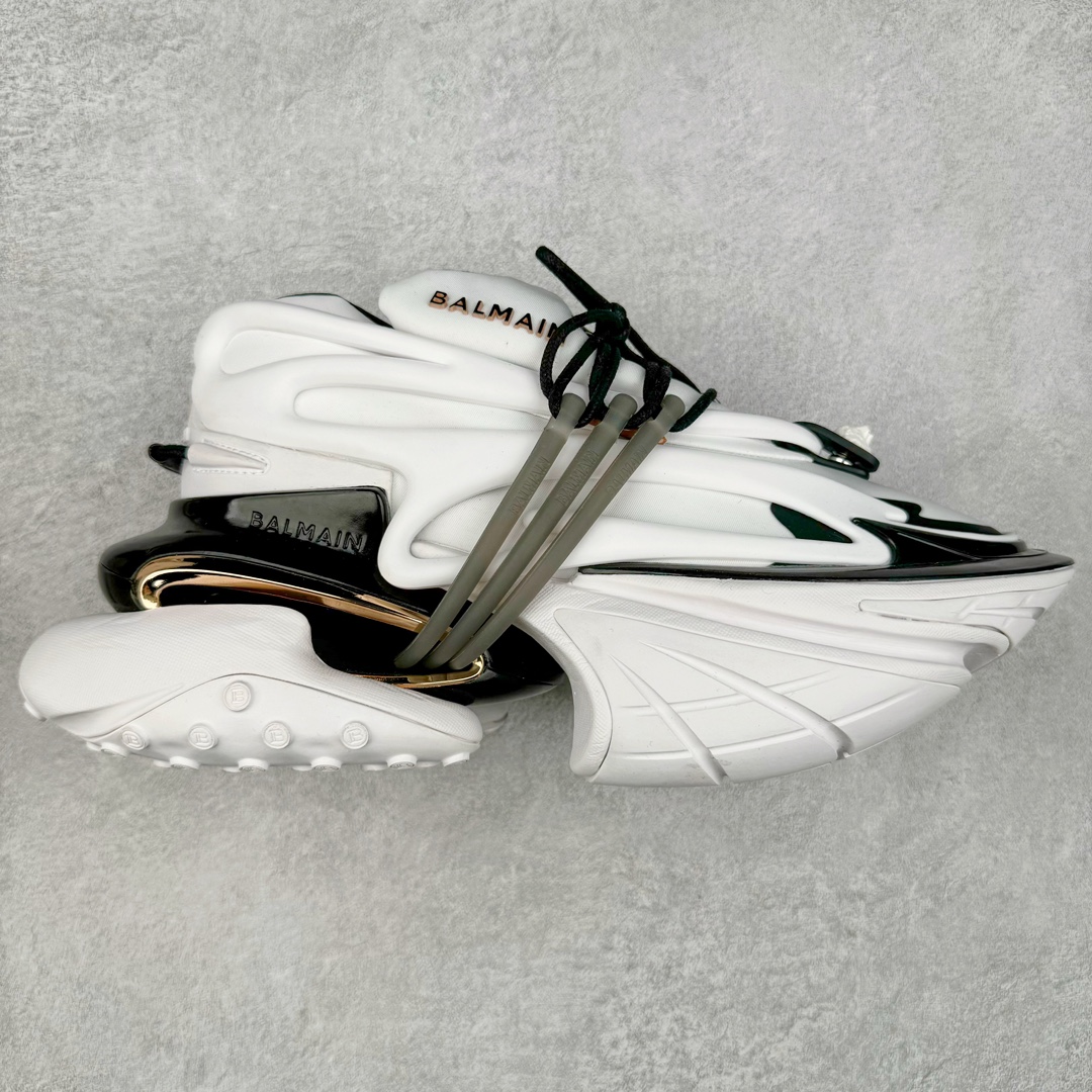宇宙飞船前卫造型 演绎未来风格 法国时装设计师皮埃尔·巴尔曼主理品牌-巴尔曼/Balmain Unicorn Low Sneakers 独角兽系列低帮增高厚前卫老爹风休闲运动慢跑鞋 #男女鞋原楦原纸版开发版型#采用热熔处理高密太空棉鞋面材质#原版一致硬质大礼盒及附送防尘袋#灌注式超软PU脚感乳胶物料鞋垫#全新开发8层组合夸张鞋底#中底嵌入EVA轻量缓震物料 BALMAIN 正式推出全新 UNICORN 运动鞋 鞋款在最近的 BALMAIN 时装秀上已经亮相 它有着全新的廓形并融入了“新法式风格” 同时它有着流畅的线条以及多个组成模块，并有舒适性减震缓冲系统来提升脚感 Unicorn鞋款系列块状拼合的船型鞋身来自神话世界中的「独角兽」 力与美的型态兼容在既存球鞋领域带来未知异彩 其添识一眼即可辨认的「金属狮首」 更是象征着Balmain在设计上勇敢尝试的野性呼唤 尺码：35-46-选品中心