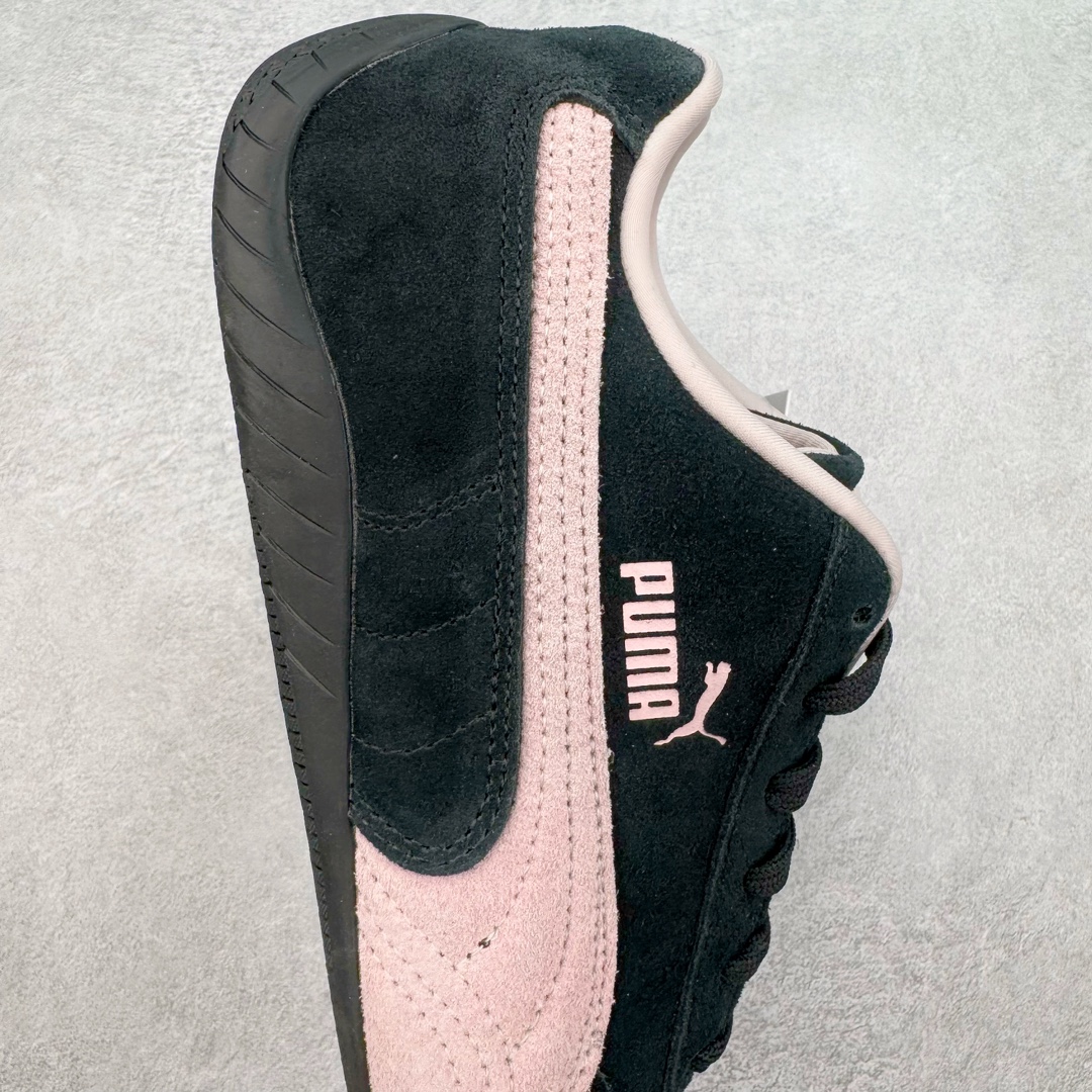 图片[6]-＃HP纯原 Open YY x Puma Speedca OG 彪马极速赛车系列低帮德训风拼接复古百搭休闲运动赛车鞋 OPEN YY x Puma Speedcat，成为韩国 2024 年至今最热鞋款，引发本地玩家排队疯抢，而缔造者之一 OPEN YY 早已席卷韩国时尚圈，并正试图用 Puma 联名等方式，将「首尔辣妹美学」带向全球。本次与「首尔辣妹衣柜」 OPEN YY 联名，发售之外还在乐天世界购物中心举办 POP UP，时尚博主纷纷到场打卡，让 Puma 的「IT Shoes」进一步拓展韩国市场，本次共发售 3 款配色，粉金、沙银更受女玩家喜爱，用以搭配裙装、运动裤，黑银则低调前卫，且男码几乎无溢价；而让不少玩家「提前种草」的，则是 OPEN YY 示范的「彩色丝袜 blokette 混搭」，配合干燥迷幻的亚文化氛围，成为不少女生的「新搭配指南」， POP UP 现场和近两天的社媒上脚图中，不少玩家继续用本次联名 Speedcat 玩转 blokette，并强调 Speedcat 与其他平底运动鞋相比，更加前卫、性感；Speedcat 外，OPEN YY 还将 Puma 的 Tracksuit、复古运动外套等单品，融入自身的「首尔辣妹美学」， 千禧银、赛车印花设计，颇为符合当下首尔街头日常着装的审美，也同样在发售时受到追捧。尺码：35.5 36 37 37.5 38 38.5 39 40 40.5 41 42 42.5 43 44 45-选品中心