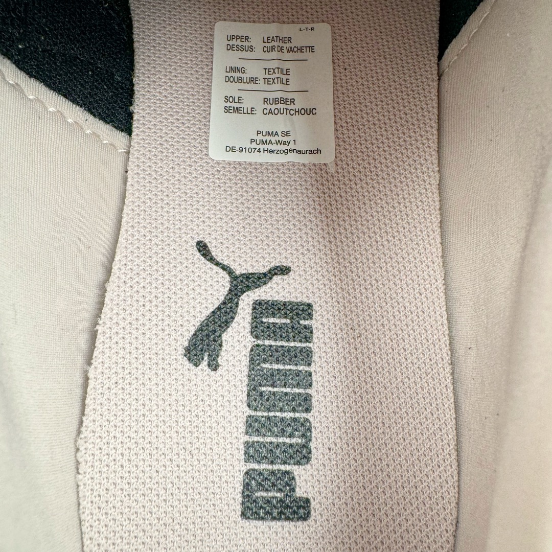 图片[12]-＃HP纯原 Open YY x Puma Speedca OG 彪马极速赛车系列低帮德训风拼接复古百搭休闲运动赛车鞋 OPEN YY x Puma Speedcat，成为韩国 2024 年至今最热鞋款，引发本地玩家排队疯抢，而缔造者之一 OPEN YY 早已席卷韩国时尚圈，并正试图用 Puma 联名等方式，将「首尔辣妹美学」带向全球。本次与「首尔辣妹衣柜」 OPEN YY 联名，发售之外还在乐天世界购物中心举办 POP UP，时尚博主纷纷到场打卡，让 Puma 的「IT Shoes」进一步拓展韩国市场，本次共发售 3 款配色，粉金、沙银更受女玩家喜爱，用以搭配裙装、运动裤，黑银则低调前卫，且男码几乎无溢价；而让不少玩家「提前种草」的，则是 OPEN YY 示范的「彩色丝袜 blokette 混搭」，配合干燥迷幻的亚文化氛围，成为不少女生的「新搭配指南」， POP UP 现场和近两天的社媒上脚图中，不少玩家继续用本次联名 Speedcat 玩转 blokette，并强调 Speedcat 与其他平底运动鞋相比，更加前卫、性感；Speedcat 外，OPEN YY 还将 Puma 的 Tracksuit、复古运动外套等单品，融入自身的「首尔辣妹美学」， 千禧银、赛车印花设计，颇为符合当下首尔街头日常着装的审美，也同样在发售时受到追捧。尺码：35.5 36 37 37.5 38 38.5 39 40 40.5 41 42 42.5 43 44 45-选品中心