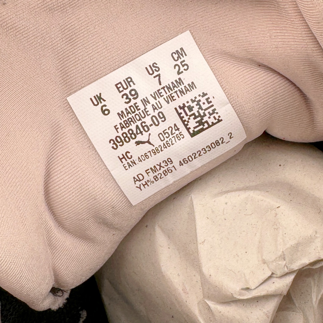 图片[13]-＃HP纯原 Open YY x Puma Speedca OG 彪马极速赛车系列低帮德训风拼接复古百搭休闲运动赛车鞋 OPEN YY x Puma Speedcat，成为韩国 2024 年至今最热鞋款，引发本地玩家排队疯抢，而缔造者之一 OPEN YY 早已席卷韩国时尚圈，并正试图用 Puma 联名等方式，将「首尔辣妹美学」带向全球。本次与「首尔辣妹衣柜」 OPEN YY 联名，发售之外还在乐天世界购物中心举办 POP UP，时尚博主纷纷到场打卡，让 Puma 的「IT Shoes」进一步拓展韩国市场，本次共发售 3 款配色，粉金、沙银更受女玩家喜爱，用以搭配裙装、运动裤，黑银则低调前卫，且男码几乎无溢价；而让不少玩家「提前种草」的，则是 OPEN YY 示范的「彩色丝袜 blokette 混搭」，配合干燥迷幻的亚文化氛围，成为不少女生的「新搭配指南」， POP UP 现场和近两天的社媒上脚图中，不少玩家继续用本次联名 Speedcat 玩转 blokette，并强调 Speedcat 与其他平底运动鞋相比，更加前卫、性感；Speedcat 外，OPEN YY 还将 Puma 的 Tracksuit、复古运动外套等单品，融入自身的「首尔辣妹美学」， 千禧银、赛车印花设计，颇为符合当下首尔街头日常着装的审美，也同样在发售时受到追捧。尺码：35.5 36 37 37.5 38 38.5 39 40 40.5 41 42 42.5 43 44 45-选品中心