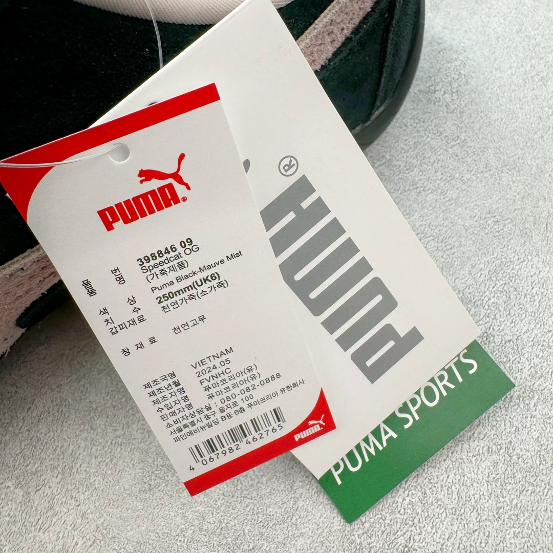 图片[14]-＃HP纯原 Open YY x Puma Speedca OG 彪马极速赛车系列低帮德训风拼接复古百搭休闲运动赛车鞋 OPEN YY x Puma Speedcat，成为韩国 2024 年至今最热鞋款，引发本地玩家排队疯抢，而缔造者之一 OPEN YY 早已席卷韩国时尚圈，并正试图用 Puma 联名等方式，将「首尔辣妹美学」带向全球。本次与「首尔辣妹衣柜」 OPEN YY 联名，发售之外还在乐天世界购物中心举办 POP UP，时尚博主纷纷到场打卡，让 Puma 的「IT Shoes」进一步拓展韩国市场，本次共发售 3 款配色，粉金、沙银更受女玩家喜爱，用以搭配裙装、运动裤，黑银则低调前卫，且男码几乎无溢价；而让不少玩家「提前种草」的，则是 OPEN YY 示范的「彩色丝袜 blokette 混搭」，配合干燥迷幻的亚文化氛围，成为不少女生的「新搭配指南」， POP UP 现场和近两天的社媒上脚图中，不少玩家继续用本次联名 Speedcat 玩转 blokette，并强调 Speedcat 与其他平底运动鞋相比，更加前卫、性感；Speedcat 外，OPEN YY 还将 Puma 的 Tracksuit、复古运动外套等单品，融入自身的「首尔辣妹美学」， 千禧银、赛车印花设计，颇为符合当下首尔街头日常着装的审美，也同样在发售时受到追捧。尺码：35.5 36 37 37.5 38 38.5 39 40 40.5 41 42 42.5 43 44 45-选品中心