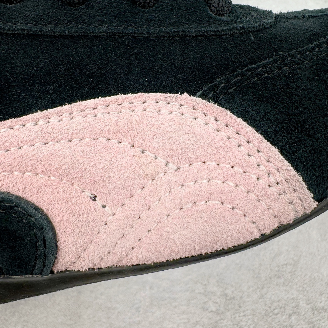 图片[20]-＃HP纯原 Open YY x Puma Speedca OG 彪马极速赛车系列低帮德训风拼接复古百搭休闲运动赛车鞋 OPEN YY x Puma Speedcat，成为韩国 2024 年至今最热鞋款，引发本地玩家排队疯抢，而缔造者之一 OPEN YY 早已席卷韩国时尚圈，并正试图用 Puma 联名等方式，将「首尔辣妹美学」带向全球。本次与「首尔辣妹衣柜」 OPEN YY 联名，发售之外还在乐天世界购物中心举办 POP UP，时尚博主纷纷到场打卡，让 Puma 的「IT Shoes」进一步拓展韩国市场，本次共发售 3 款配色，粉金、沙银更受女玩家喜爱，用以搭配裙装、运动裤，黑银则低调前卫，且男码几乎无溢价；而让不少玩家「提前种草」的，则是 OPEN YY 示范的「彩色丝袜 blokette 混搭」，配合干燥迷幻的亚文化氛围，成为不少女生的「新搭配指南」， POP UP 现场和近两天的社媒上脚图中，不少玩家继续用本次联名 Speedcat 玩转 blokette，并强调 Speedcat 与其他平底运动鞋相比，更加前卫、性感；Speedcat 外，OPEN YY 还将 Puma 的 Tracksuit、复古运动外套等单品，融入自身的「首尔辣妹美学」， 千禧银、赛车印花设计，颇为符合当下首尔街头日常着装的审美，也同样在发售时受到追捧。尺码：35.5 36 37 37.5 38 38.5 39 40 40.5 41 42 42.5 43 44 45-选品中心