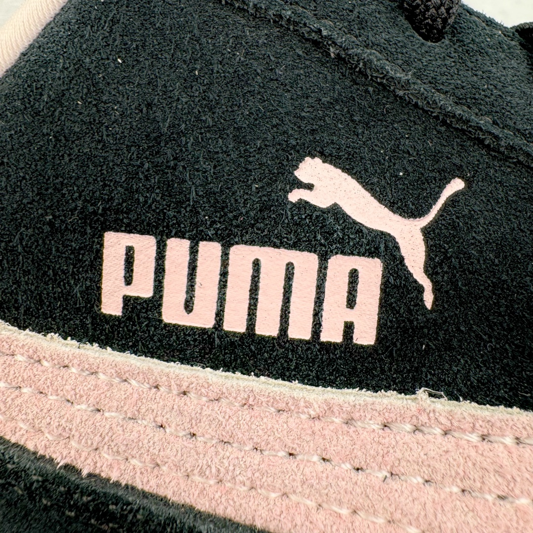 图片[19]-＃HP纯原 Open YY x Puma Speedca OG 彪马极速赛车系列低帮德训风拼接复古百搭休闲运动赛车鞋 OPEN YY x Puma Speedcat，成为韩国 2024 年至今最热鞋款，引发本地玩家排队疯抢，而缔造者之一 OPEN YY 早已席卷韩国时尚圈，并正试图用 Puma 联名等方式，将「首尔辣妹美学」带向全球。本次与「首尔辣妹衣柜」 OPEN YY 联名，发售之外还在乐天世界购物中心举办 POP UP，时尚博主纷纷到场打卡，让 Puma 的「IT Shoes」进一步拓展韩国市场，本次共发售 3 款配色，粉金、沙银更受女玩家喜爱，用以搭配裙装、运动裤，黑银则低调前卫，且男码几乎无溢价；而让不少玩家「提前种草」的，则是 OPEN YY 示范的「彩色丝袜 blokette 混搭」，配合干燥迷幻的亚文化氛围，成为不少女生的「新搭配指南」， POP UP 现场和近两天的社媒上脚图中，不少玩家继续用本次联名 Speedcat 玩转 blokette，并强调 Speedcat 与其他平底运动鞋相比，更加前卫、性感；Speedcat 外，OPEN YY 还将 Puma 的 Tracksuit、复古运动外套等单品，融入自身的「首尔辣妹美学」， 千禧银、赛车印花设计，颇为符合当下首尔街头日常着装的审美，也同样在发售时受到追捧。尺码：35.5 36 37 37.5 38 38.5 39 40 40.5 41 42 42.5 43 44 45-选品中心