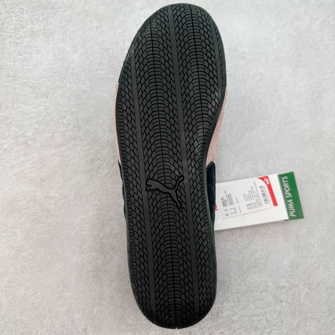 图片[9]-＃HP纯原 Open YY x Puma Speedca OG 彪马极速赛车系列低帮德训风拼接复古百搭休闲运动赛车鞋 OPEN YY x Puma Speedcat，成为韩国 2024 年至今最热鞋款，引发本地玩家排队疯抢，而缔造者之一 OPEN YY 早已席卷韩国时尚圈，并正试图用 Puma 联名等方式，将「首尔辣妹美学」带向全球。本次与「首尔辣妹衣柜」 OPEN YY 联名，发售之外还在乐天世界购物中心举办 POP UP，时尚博主纷纷到场打卡，让 Puma 的「IT Shoes」进一步拓展韩国市场，本次共发售 3 款配色，粉金、沙银更受女玩家喜爱，用以搭配裙装、运动裤，黑银则低调前卫，且男码几乎无溢价；而让不少玩家「提前种草」的，则是 OPEN YY 示范的「彩色丝袜 blokette 混搭」，配合干燥迷幻的亚文化氛围，成为不少女生的「新搭配指南」， POP UP 现场和近两天的社媒上脚图中，不少玩家继续用本次联名 Speedcat 玩转 blokette，并强调 Speedcat 与其他平底运动鞋相比，更加前卫、性感；Speedcat 外，OPEN YY 还将 Puma 的 Tracksuit、复古运动外套等单品，融入自身的「首尔辣妹美学」， 千禧银、赛车印花设计，颇为符合当下首尔街头日常着装的审美，也同样在发售时受到追捧。尺码：35.5 36 37 37.5 38 38.5 39 40 40.5 41 42 42.5 43 44 45-选品中心