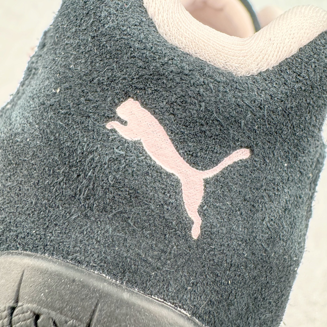 图片[17]-＃HP纯原 Open YY x Puma Speedca OG 彪马极速赛车系列低帮德训风拼接复古百搭休闲运动赛车鞋 OPEN YY x Puma Speedcat，成为韩国 2024 年至今最热鞋款，引发本地玩家排队疯抢，而缔造者之一 OPEN YY 早已席卷韩国时尚圈，并正试图用 Puma 联名等方式，将「首尔辣妹美学」带向全球。本次与「首尔辣妹衣柜」 OPEN YY 联名，发售之外还在乐天世界购物中心举办 POP UP，时尚博主纷纷到场打卡，让 Puma 的「IT Shoes」进一步拓展韩国市场，本次共发售 3 款配色，粉金、沙银更受女玩家喜爱，用以搭配裙装、运动裤，黑银则低调前卫，且男码几乎无溢价；而让不少玩家「提前种草」的，则是 OPEN YY 示范的「彩色丝袜 blokette 混搭」，配合干燥迷幻的亚文化氛围，成为不少女生的「新搭配指南」， POP UP 现场和近两天的社媒上脚图中，不少玩家继续用本次联名 Speedcat 玩转 blokette，并强调 Speedcat 与其他平底运动鞋相比，更加前卫、性感；Speedcat 外，OPEN YY 还将 Puma 的 Tracksuit、复古运动外套等单品，融入自身的「首尔辣妹美学」， 千禧银、赛车印花设计，颇为符合当下首尔街头日常着装的审美，也同样在发售时受到追捧。尺码：35.5 36 37 37.5 38 38.5 39 40 40.5 41 42 42.5 43 44 45-选品中心