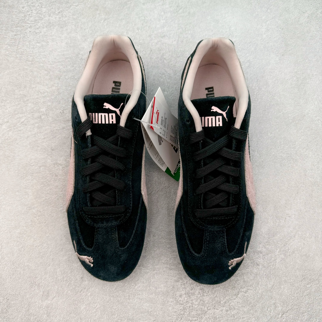 图片[2]-＃HP纯原 Open YY x Puma Speedca OG 彪马极速赛车系列低帮德训风拼接复古百搭休闲运动赛车鞋 OPEN YY x Puma Speedcat，成为韩国 2024 年至今最热鞋款，引发本地玩家排队疯抢，而缔造者之一 OPEN YY 早已席卷韩国时尚圈，并正试图用 Puma 联名等方式，将「首尔辣妹美学」带向全球。本次与「首尔辣妹衣柜」 OPEN YY 联名，发售之外还在乐天世界购物中心举办 POP UP，时尚博主纷纷到场打卡，让 Puma 的「IT Shoes」进一步拓展韩国市场，本次共发售 3 款配色，粉金、沙银更受女玩家喜爱，用以搭配裙装、运动裤，黑银则低调前卫，且男码几乎无溢价；而让不少玩家「提前种草」的，则是 OPEN YY 示范的「彩色丝袜 blokette 混搭」，配合干燥迷幻的亚文化氛围，成为不少女生的「新搭配指南」， POP UP 现场和近两天的社媒上脚图中，不少玩家继续用本次联名 Speedcat 玩转 blokette，并强调 Speedcat 与其他平底运动鞋相比，更加前卫、性感；Speedcat 外，OPEN YY 还将 Puma 的 Tracksuit、复古运动外套等单品，融入自身的「首尔辣妹美学」， 千禧银、赛车印花设计，颇为符合当下首尔街头日常着装的审美，也同样在发售时受到追捧。尺码：35.5 36 37 37.5 38 38.5 39 40 40.5 41 42 42.5 43 44 45-选品中心