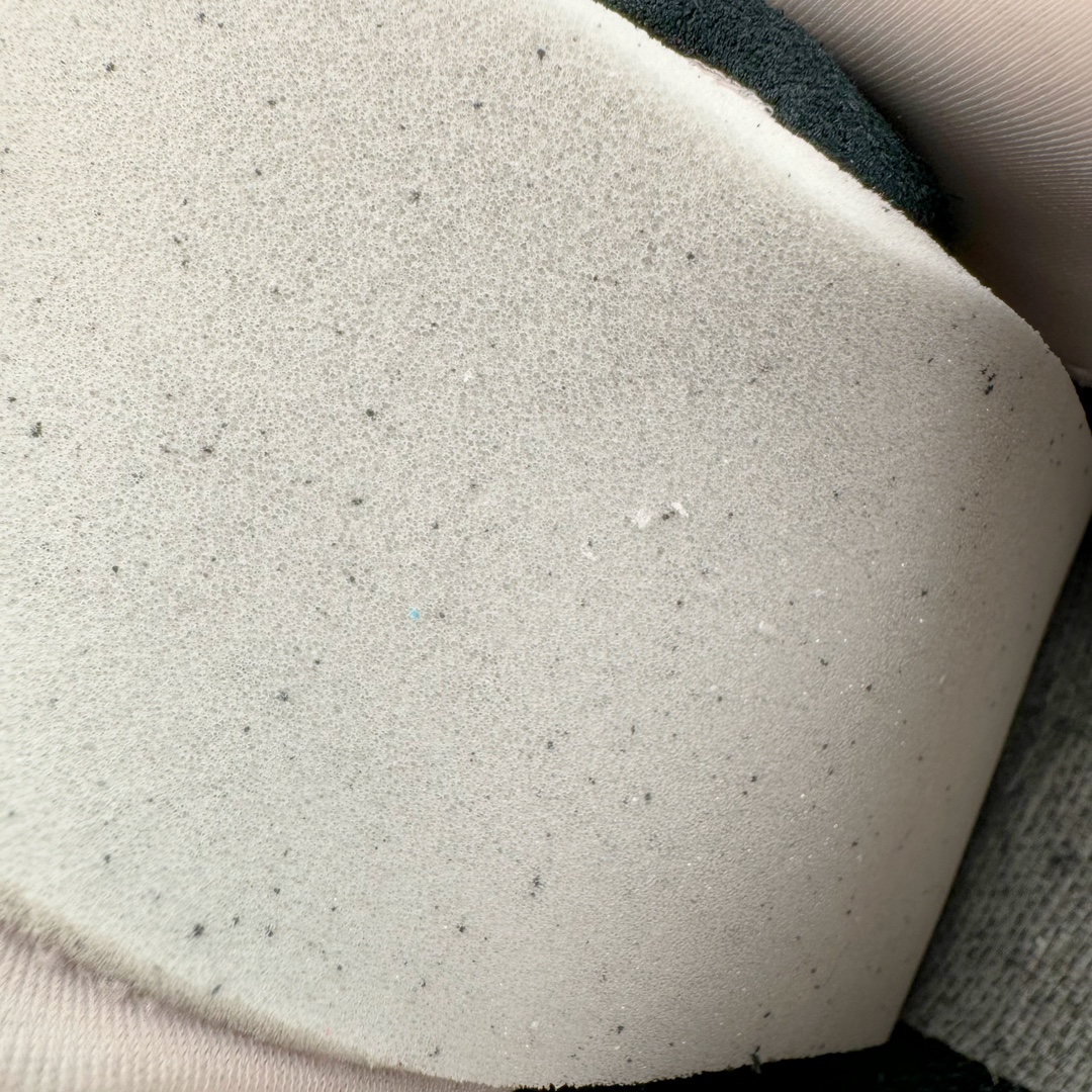 图片[11]-＃HP纯原 Open YY x Puma Speedca OG 彪马极速赛车系列低帮德训风拼接复古百搭休闲运动赛车鞋 OPEN YY x Puma Speedcat，成为韩国 2024 年至今最热鞋款，引发本地玩家排队疯抢，而缔造者之一 OPEN YY 早已席卷韩国时尚圈，并正试图用 Puma 联名等方式，将「首尔辣妹美学」带向全球。本次与「首尔辣妹衣柜」 OPEN YY 联名，发售之外还在乐天世界购物中心举办 POP UP，时尚博主纷纷到场打卡，让 Puma 的「IT Shoes」进一步拓展韩国市场，本次共发售 3 款配色，粉金、沙银更受女玩家喜爱，用以搭配裙装、运动裤，黑银则低调前卫，且男码几乎无溢价；而让不少玩家「提前种草」的，则是 OPEN YY 示范的「彩色丝袜 blokette 混搭」，配合干燥迷幻的亚文化氛围，成为不少女生的「新搭配指南」， POP UP 现场和近两天的社媒上脚图中，不少玩家继续用本次联名 Speedcat 玩转 blokette，并强调 Speedcat 与其他平底运动鞋相比，更加前卫、性感；Speedcat 外，OPEN YY 还将 Puma 的 Tracksuit、复古运动外套等单品，融入自身的「首尔辣妹美学」， 千禧银、赛车印花设计，颇为符合当下首尔街头日常着装的审美，也同样在发售时受到追捧。尺码：35.5 36 37 37.5 38 38.5 39 40 40.5 41 42 42.5 43 44 45-选品中心