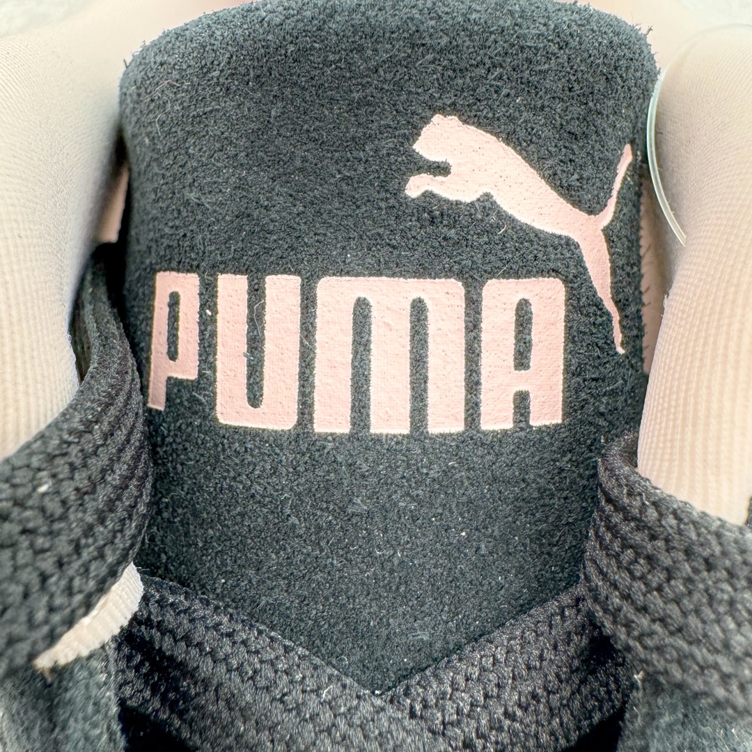 图片[15]-＃HP纯原 Open YY x Puma Speedca OG 彪马极速赛车系列低帮德训风拼接复古百搭休闲运动赛车鞋 OPEN YY x Puma Speedcat，成为韩国 2024 年至今最热鞋款，引发本地玩家排队疯抢，而缔造者之一 OPEN YY 早已席卷韩国时尚圈，并正试图用 Puma 联名等方式，将「首尔辣妹美学」带向全球。本次与「首尔辣妹衣柜」 OPEN YY 联名，发售之外还在乐天世界购物中心举办 POP UP，时尚博主纷纷到场打卡，让 Puma 的「IT Shoes」进一步拓展韩国市场，本次共发售 3 款配色，粉金、沙银更受女玩家喜爱，用以搭配裙装、运动裤，黑银则低调前卫，且男码几乎无溢价；而让不少玩家「提前种草」的，则是 OPEN YY 示范的「彩色丝袜 blokette 混搭」，配合干燥迷幻的亚文化氛围，成为不少女生的「新搭配指南」， POP UP 现场和近两天的社媒上脚图中，不少玩家继续用本次联名 Speedcat 玩转 blokette，并强调 Speedcat 与其他平底运动鞋相比，更加前卫、性感；Speedcat 外，OPEN YY 还将 Puma 的 Tracksuit、复古运动外套等单品，融入自身的「首尔辣妹美学」， 千禧银、赛车印花设计，颇为符合当下首尔街头日常着装的审美，也同样在发售时受到追捧。尺码：35.5 36 37 37.5 38 38.5 39 40 40.5 41 42 42.5 43 44 45-选品中心