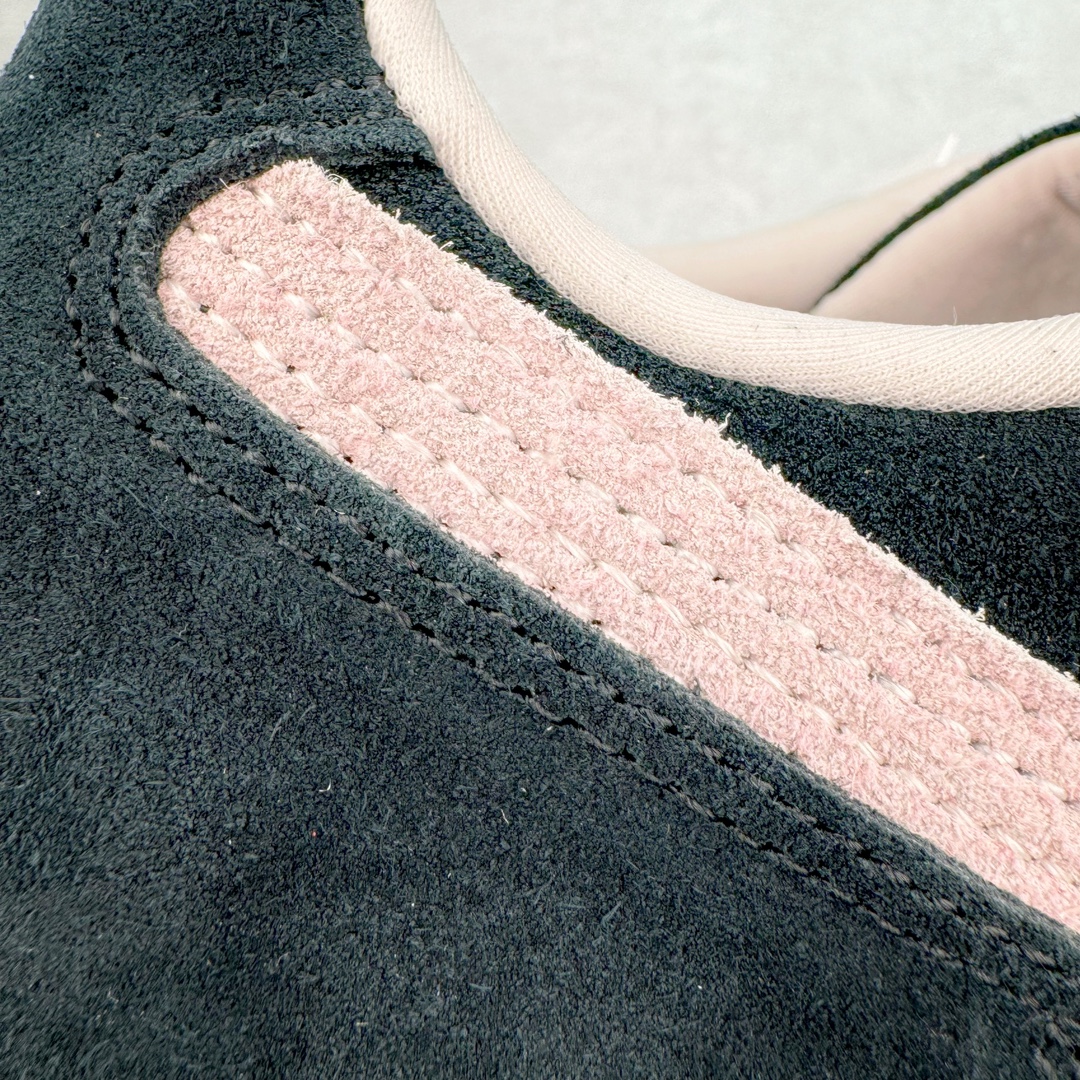 图片[18]-＃HP纯原 Open YY x Puma Speedca OG 彪马极速赛车系列低帮德训风拼接复古百搭休闲运动赛车鞋 OPEN YY x Puma Speedcat，成为韩国 2024 年至今最热鞋款，引发本地玩家排队疯抢，而缔造者之一 OPEN YY 早已席卷韩国时尚圈，并正试图用 Puma 联名等方式，将「首尔辣妹美学」带向全球。本次与「首尔辣妹衣柜」 OPEN YY 联名，发售之外还在乐天世界购物中心举办 POP UP，时尚博主纷纷到场打卡，让 Puma 的「IT Shoes」进一步拓展韩国市场，本次共发售 3 款配色，粉金、沙银更受女玩家喜爱，用以搭配裙装、运动裤，黑银则低调前卫，且男码几乎无溢价；而让不少玩家「提前种草」的，则是 OPEN YY 示范的「彩色丝袜 blokette 混搭」，配合干燥迷幻的亚文化氛围，成为不少女生的「新搭配指南」， POP UP 现场和近两天的社媒上脚图中，不少玩家继续用本次联名 Speedcat 玩转 blokette，并强调 Speedcat 与其他平底运动鞋相比，更加前卫、性感；Speedcat 外，OPEN YY 还将 Puma 的 Tracksuit、复古运动外套等单品，融入自身的「首尔辣妹美学」， 千禧银、赛车印花设计，颇为符合当下首尔街头日常着装的审美，也同样在发售时受到追捧。尺码：35.5 36 37 37.5 38 38.5 39 40 40.5 41 42 42.5 43 44 45-选品中心