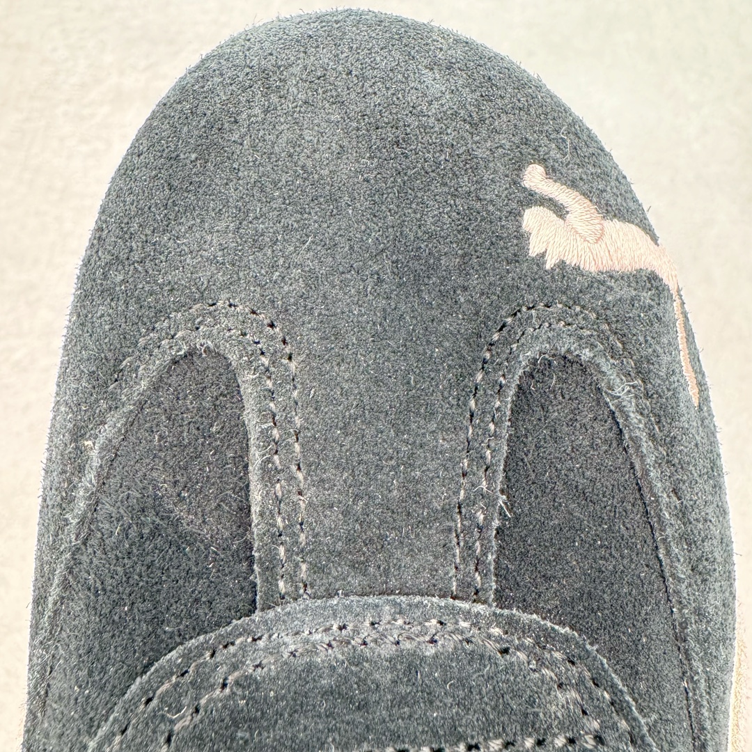 图片[16]-＃HP纯原 Open YY x Puma Speedca OG 彪马极速赛车系列低帮德训风拼接复古百搭休闲运动赛车鞋 OPEN YY x Puma Speedcat，成为韩国 2024 年至今最热鞋款，引发本地玩家排队疯抢，而缔造者之一 OPEN YY 早已席卷韩国时尚圈，并正试图用 Puma 联名等方式，将「首尔辣妹美学」带向全球。本次与「首尔辣妹衣柜」 OPEN YY 联名，发售之外还在乐天世界购物中心举办 POP UP，时尚博主纷纷到场打卡，让 Puma 的「IT Shoes」进一步拓展韩国市场，本次共发售 3 款配色，粉金、沙银更受女玩家喜爱，用以搭配裙装、运动裤，黑银则低调前卫，且男码几乎无溢价；而让不少玩家「提前种草」的，则是 OPEN YY 示范的「彩色丝袜 blokette 混搭」，配合干燥迷幻的亚文化氛围，成为不少女生的「新搭配指南」， POP UP 现场和近两天的社媒上脚图中，不少玩家继续用本次联名 Speedcat 玩转 blokette，并强调 Speedcat 与其他平底运动鞋相比，更加前卫、性感；Speedcat 外，OPEN YY 还将 Puma 的 Tracksuit、复古运动外套等单品，融入自身的「首尔辣妹美学」， 千禧银、赛车印花设计，颇为符合当下首尔街头日常着装的审美，也同样在发售时受到追捧。尺码：35.5 36 37 37.5 38 38.5 39 40 40.5 41 42 42.5 43 44 45-选品中心