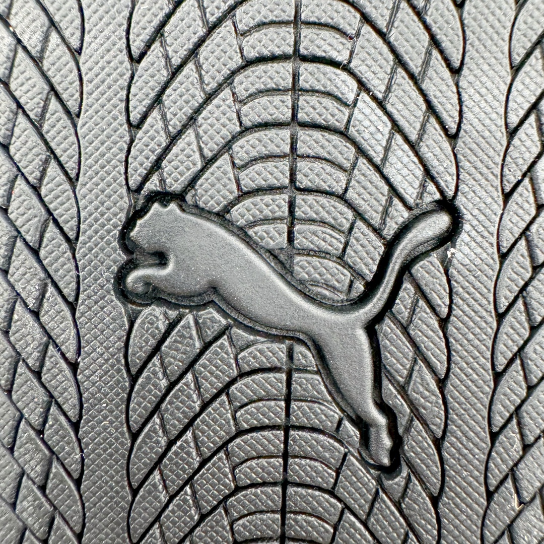 图片[21]-＃HP纯原 Open YY x Puma Speedca OG 彪马极速赛车系列低帮德训风拼接复古百搭休闲运动赛车鞋 OPEN YY x Puma Speedcat，成为韩国 2024 年至今最热鞋款，引发本地玩家排队疯抢，而缔造者之一 OPEN YY 早已席卷韩国时尚圈，并正试图用 Puma 联名等方式，将「首尔辣妹美学」带向全球。本次与「首尔辣妹衣柜」 OPEN YY 联名，发售之外还在乐天世界购物中心举办 POP UP，时尚博主纷纷到场打卡，让 Puma 的「IT Shoes」进一步拓展韩国市场，本次共发售 3 款配色，粉金、沙银更受女玩家喜爱，用以搭配裙装、运动裤，黑银则低调前卫，且男码几乎无溢价；而让不少玩家「提前种草」的，则是 OPEN YY 示范的「彩色丝袜 blokette 混搭」，配合干燥迷幻的亚文化氛围，成为不少女生的「新搭配指南」， POP UP 现场和近两天的社媒上脚图中，不少玩家继续用本次联名 Speedcat 玩转 blokette，并强调 Speedcat 与其他平底运动鞋相比，更加前卫、性感；Speedcat 外，OPEN YY 还将 Puma 的 Tracksuit、复古运动外套等单品，融入自身的「首尔辣妹美学」， 千禧银、赛车印花设计，颇为符合当下首尔街头日常着装的审美，也同样在发售时受到追捧。尺码：35.5 36 37 37.5 38 38.5 39 40 40.5 41 42 42.5 43 44 45-选品中心