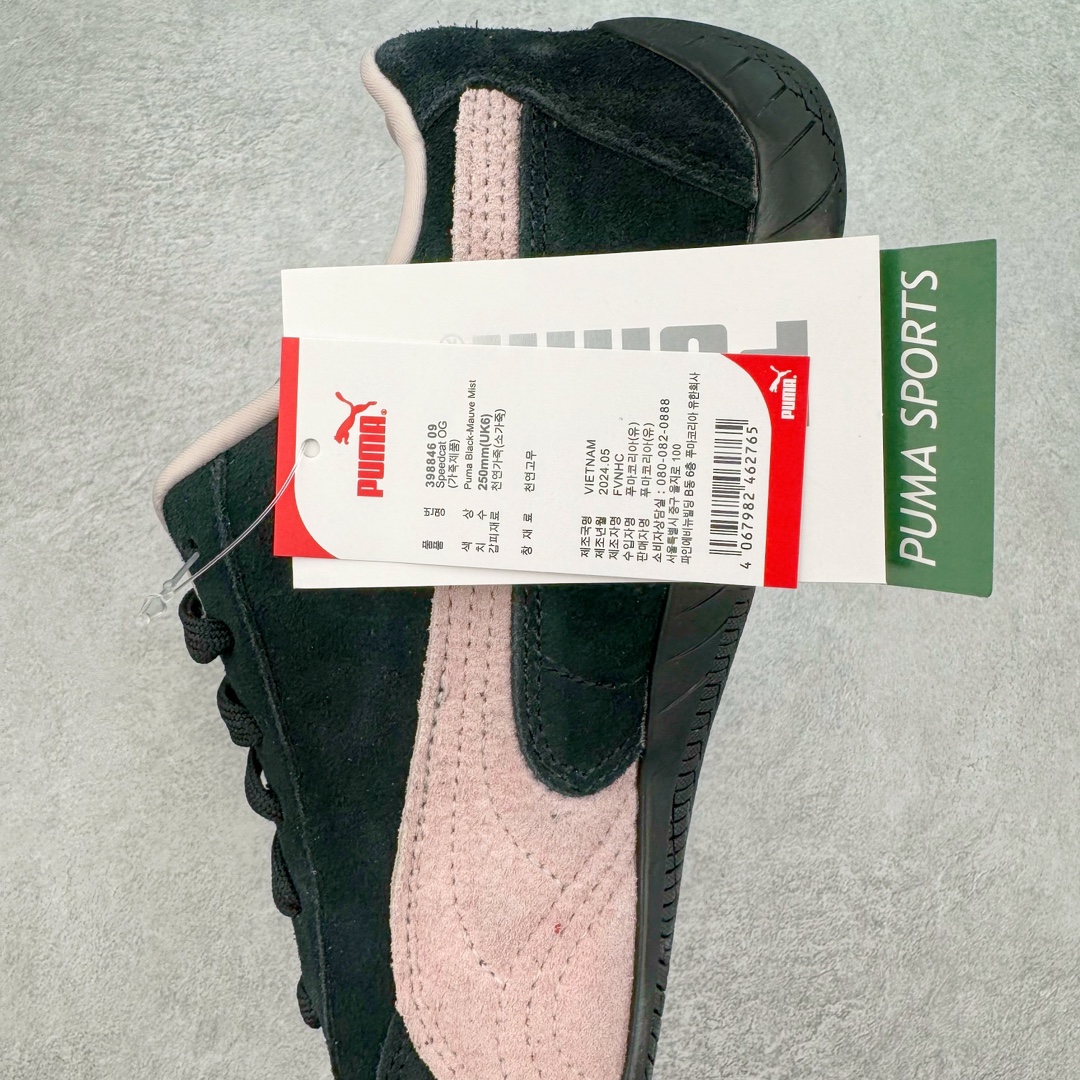 图片[7]-＃HP纯原 Open YY x Puma Speedca OG 彪马极速赛车系列低帮德训风拼接复古百搭休闲运动赛车鞋 OPEN YY x Puma Speedcat，成为韩国 2024 年至今最热鞋款，引发本地玩家排队疯抢，而缔造者之一 OPEN YY 早已席卷韩国时尚圈，并正试图用 Puma 联名等方式，将「首尔辣妹美学」带向全球。本次与「首尔辣妹衣柜」 OPEN YY 联名，发售之外还在乐天世界购物中心举办 POP UP，时尚博主纷纷到场打卡，让 Puma 的「IT Shoes」进一步拓展韩国市场，本次共发售 3 款配色，粉金、沙银更受女玩家喜爱，用以搭配裙装、运动裤，黑银则低调前卫，且男码几乎无溢价；而让不少玩家「提前种草」的，则是 OPEN YY 示范的「彩色丝袜 blokette 混搭」，配合干燥迷幻的亚文化氛围，成为不少女生的「新搭配指南」， POP UP 现场和近两天的社媒上脚图中，不少玩家继续用本次联名 Speedcat 玩转 blokette，并强调 Speedcat 与其他平底运动鞋相比，更加前卫、性感；Speedcat 外，OPEN YY 还将 Puma 的 Tracksuit、复古运动外套等单品，融入自身的「首尔辣妹美学」， 千禧银、赛车印花设计，颇为符合当下首尔街头日常着装的审美，也同样在发售时受到追捧。尺码：35.5 36 37 37.5 38 38.5 39 40 40.5 41 42 42.5 43 44 45-选品中心