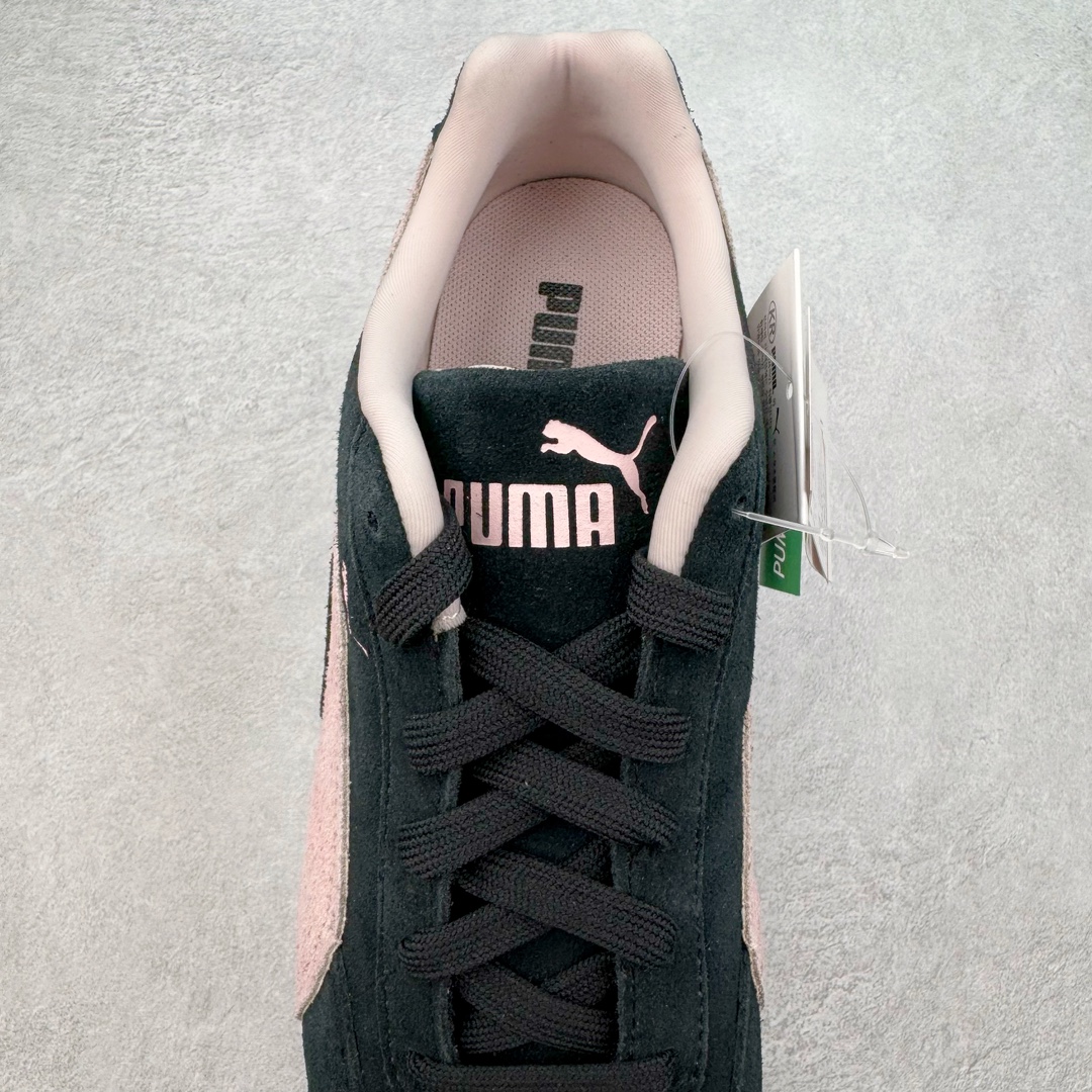 图片[5]-＃HP纯原 Open YY x Puma Speedca OG 彪马极速赛车系列低帮德训风拼接复古百搭休闲运动赛车鞋 OPEN YY x Puma Speedcat，成为韩国 2024 年至今最热鞋款，引发本地玩家排队疯抢，而缔造者之一 OPEN YY 早已席卷韩国时尚圈，并正试图用 Puma 联名等方式，将「首尔辣妹美学」带向全球。本次与「首尔辣妹衣柜」 OPEN YY 联名，发售之外还在乐天世界购物中心举办 POP UP，时尚博主纷纷到场打卡，让 Puma 的「IT Shoes」进一步拓展韩国市场，本次共发售 3 款配色，粉金、沙银更受女玩家喜爱，用以搭配裙装、运动裤，黑银则低调前卫，且男码几乎无溢价；而让不少玩家「提前种草」的，则是 OPEN YY 示范的「彩色丝袜 blokette 混搭」，配合干燥迷幻的亚文化氛围，成为不少女生的「新搭配指南」， POP UP 现场和近两天的社媒上脚图中，不少玩家继续用本次联名 Speedcat 玩转 blokette，并强调 Speedcat 与其他平底运动鞋相比，更加前卫、性感；Speedcat 外，OPEN YY 还将 Puma 的 Tracksuit、复古运动外套等单品，融入自身的「首尔辣妹美学」， 千禧银、赛车印花设计，颇为符合当下首尔街头日常着装的审美，也同样在发售时受到追捧。尺码：35.5 36 37 37.5 38 38.5 39 40 40.5 41 42 42.5 43 44 45-选品中心