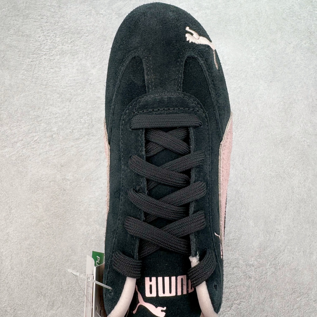 图片[4]-＃HP纯原 Open YY x Puma Speedca OG 彪马极速赛车系列低帮德训风拼接复古百搭休闲运动赛车鞋 OPEN YY x Puma Speedcat，成为韩国 2024 年至今最热鞋款，引发本地玩家排队疯抢，而缔造者之一 OPEN YY 早已席卷韩国时尚圈，并正试图用 Puma 联名等方式，将「首尔辣妹美学」带向全球。本次与「首尔辣妹衣柜」 OPEN YY 联名，发售之外还在乐天世界购物中心举办 POP UP，时尚博主纷纷到场打卡，让 Puma 的「IT Shoes」进一步拓展韩国市场，本次共发售 3 款配色，粉金、沙银更受女玩家喜爱，用以搭配裙装、运动裤，黑银则低调前卫，且男码几乎无溢价；而让不少玩家「提前种草」的，则是 OPEN YY 示范的「彩色丝袜 blokette 混搭」，配合干燥迷幻的亚文化氛围，成为不少女生的「新搭配指南」， POP UP 现场和近两天的社媒上脚图中，不少玩家继续用本次联名 Speedcat 玩转 blokette，并强调 Speedcat 与其他平底运动鞋相比，更加前卫、性感；Speedcat 外，OPEN YY 还将 Puma 的 Tracksuit、复古运动外套等单品，融入自身的「首尔辣妹美学」， 千禧银、赛车印花设计，颇为符合当下首尔街头日常着装的审美，也同样在发售时受到追捧。尺码：35.5 36 37 37.5 38 38.5 39 40 40.5 41 42 42.5 43 44 45-选品中心