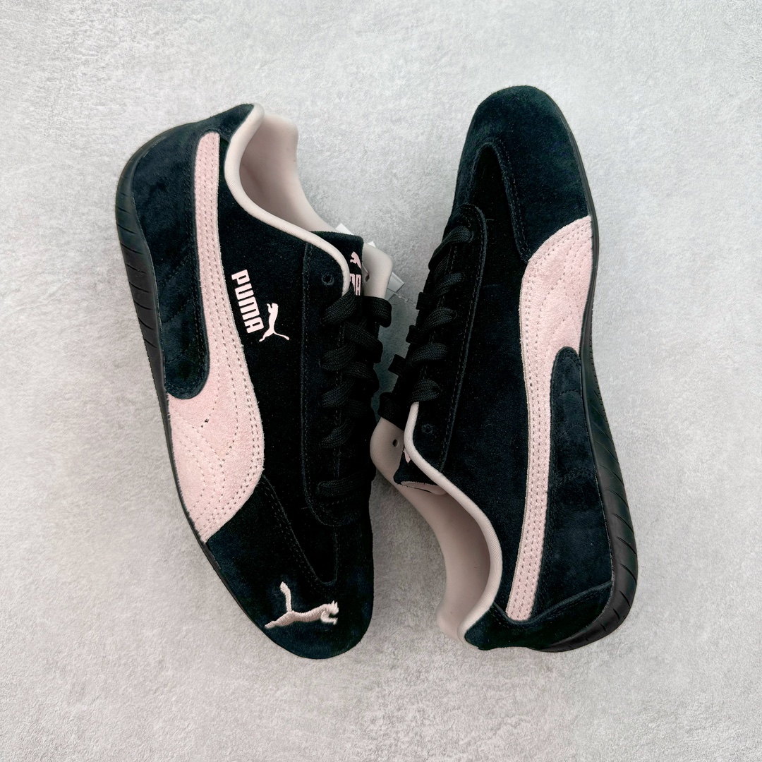 图片[3]-＃HP纯原 Open YY x Puma Speedca OG 彪马极速赛车系列低帮德训风拼接复古百搭休闲运动赛车鞋 OPEN YY x Puma Speedcat，成为韩国 2024 年至今最热鞋款，引发本地玩家排队疯抢，而缔造者之一 OPEN YY 早已席卷韩国时尚圈，并正试图用 Puma 联名等方式，将「首尔辣妹美学」带向全球。本次与「首尔辣妹衣柜」 OPEN YY 联名，发售之外还在乐天世界购物中心举办 POP UP，时尚博主纷纷到场打卡，让 Puma 的「IT Shoes」进一步拓展韩国市场，本次共发售 3 款配色，粉金、沙银更受女玩家喜爱，用以搭配裙装、运动裤，黑银则低调前卫，且男码几乎无溢价；而让不少玩家「提前种草」的，则是 OPEN YY 示范的「彩色丝袜 blokette 混搭」，配合干燥迷幻的亚文化氛围，成为不少女生的「新搭配指南」， POP UP 现场和近两天的社媒上脚图中，不少玩家继续用本次联名 Speedcat 玩转 blokette，并强调 Speedcat 与其他平底运动鞋相比，更加前卫、性感；Speedcat 外，OPEN YY 还将 Puma 的 Tracksuit、复古运动外套等单品，融入自身的「首尔辣妹美学」， 千禧银、赛车印花设计，颇为符合当下首尔街头日常着装的审美，也同样在发售时受到追捧。尺码：35.5 36 37 37.5 38 38.5 39 40 40.5 41 42 42.5 43 44 45-选品中心