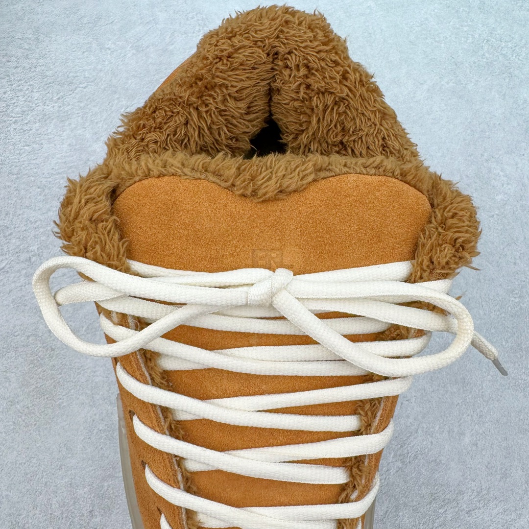 图片[5]-＃GD广顶 ERL 2024S复古潮流面包鞋 品牌起源于洛杉矶，是Eli Russell Linnetz的一个项目。其最初的灵感来自于 Eli Russell Linnetz 家乡的威尼斯海滩—那些冲浪人、板仔以及各种被阳光亲吻的怪人，Eli Russell Linnetz为此专门拍摄了一组型录，呈现出一种迷人的荒谬和多愁善感的90年代怀旧气息。继Kanye、Justin Bieber等潮咖率先上身之后，越来越多时尚博主、潮流懂哥也纷纷加入购买行列，高饱和度撞色的帽衫和羽绒夹克已经成为ERL的超级爆款。如同被酵母充分发酵烤制的蓬松面包般膨胀的滑板鞋，在趋势风水轮流转的潮鞋世界依旧强势挺进2024。由 Eli Russell Linnetz 创立的美国加州西海岸风格潮流品牌 ERL，在去年年初与 Dior Men 合力打造备受好评的 Dior B9S 面包滑板鞋后，终于在今年推出由品牌独立打造的原创鞋款 Vamp Skate 滑板鞋。鞋型依旧膨胀，而毛茸茸的内衬装饰让整体设计恣意又乖张。尺码：35 36 37 38 39 40 41 42 43 44 45-选品中心