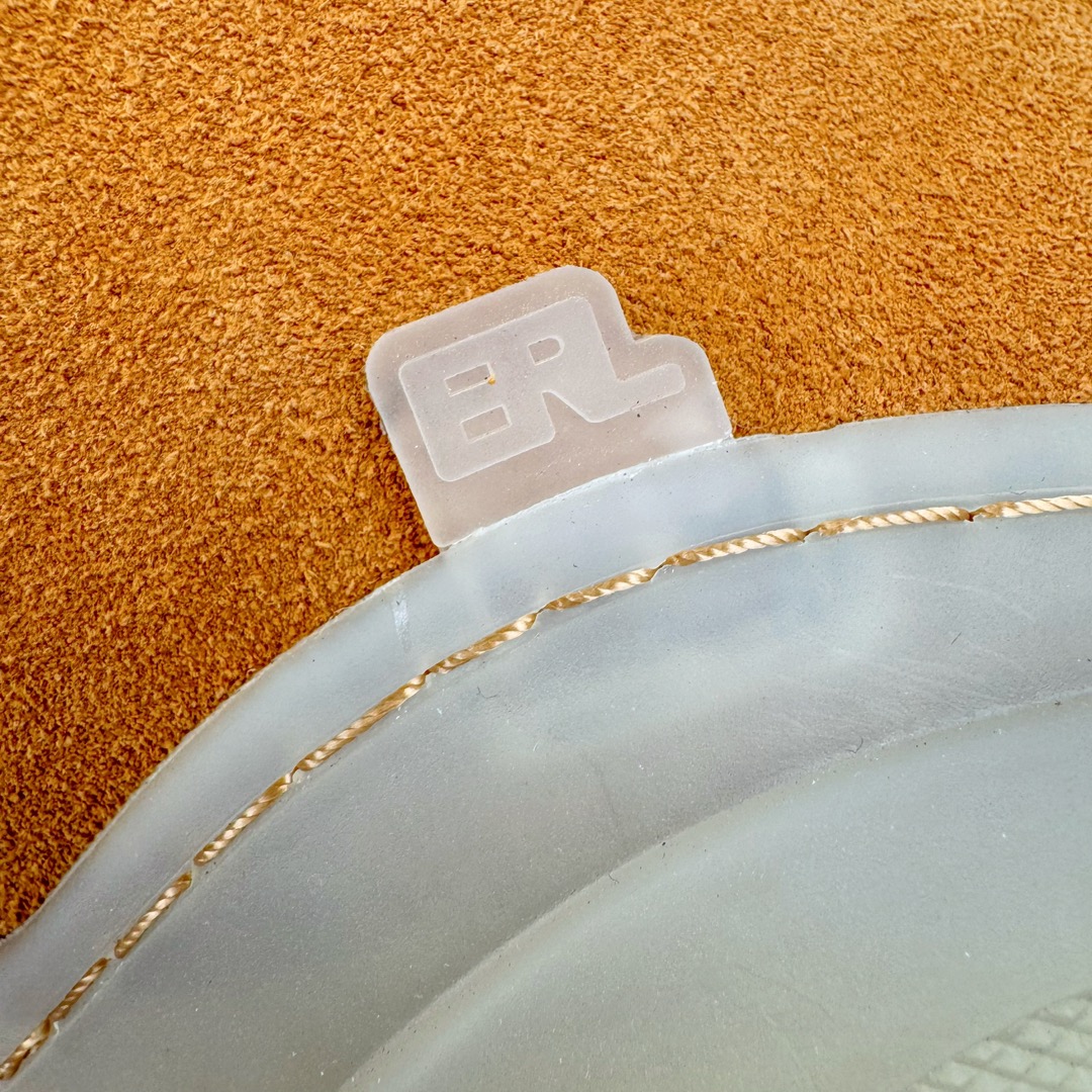 图片[18]-＃GD广顶 ERL 2024S复古潮流面包鞋 品牌起源于洛杉矶，是Eli Russell Linnetz的一个项目。其最初的灵感来自于 Eli Russell Linnetz 家乡的威尼斯海滩—那些冲浪人、板仔以及各种被阳光亲吻的怪人，Eli Russell Linnetz为此专门拍摄了一组型录，呈现出一种迷人的荒谬和多愁善感的90年代怀旧气息。继Kanye、Justin Bieber等潮咖率先上身之后，越来越多时尚博主、潮流懂哥也纷纷加入购买行列，高饱和度撞色的帽衫和羽绒夹克已经成为ERL的超级爆款。如同被酵母充分发酵烤制的蓬松面包般膨胀的滑板鞋，在趋势风水轮流转的潮鞋世界依旧强势挺进2024。由 Eli Russell Linnetz 创立的美国加州西海岸风格潮流品牌 ERL，在去年年初与 Dior Men 合力打造备受好评的 Dior B9S 面包滑板鞋后，终于在今年推出由品牌独立打造的原创鞋款 Vamp Skate 滑板鞋。鞋型依旧膨胀，而毛茸茸的内衬装饰让整体设计恣意又乖张。尺码：35 36 37 38 39 40 41 42 43 44 45-选品中心