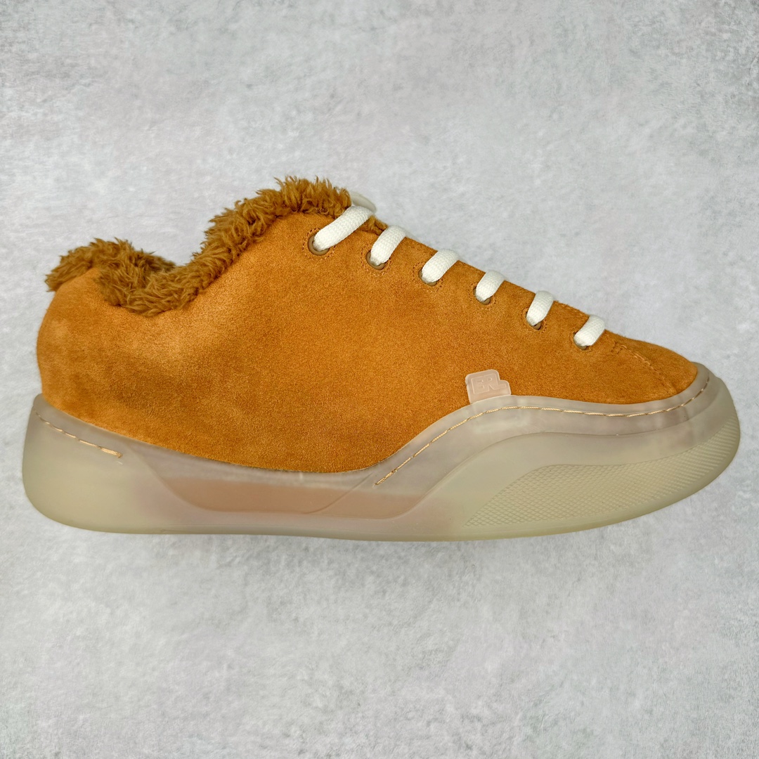 ＃GD广顶 ERL 2024S复古潮流面包鞋 品牌起源于洛杉矶，是Eli Russell Linnetz的一个项目。其最初的灵感来自于 Eli Russell Linnetz 家乡的威尼斯海滩—那些冲浪人、板仔以及各种被阳光亲吻的怪人，Eli Russell Linnetz为此专门拍摄了一组型录，呈现出一种迷人的荒谬和多愁善感的90年代怀旧气息。继Kanye、Justin Bieber等潮咖率先上身之后，越来越多时尚博主、潮流懂哥也纷纷加入购买行列，高饱和度撞色的帽衫和羽绒夹克已经成为ERL的超级爆款。如同被酵母充分发酵烤制的蓬松面包般膨胀的滑板鞋，在趋势风水轮流转的潮鞋世界依旧强势挺进2024。由 Eli Russell Linnetz 创立的美国加州西海岸风格潮流品牌 ERL，在去年年初与 Dior Men 合力打造备受好评的 Dior B9S 面包滑板鞋后，终于在今年推出由品牌独立打造的原创鞋款 Vamp Skate 滑板鞋。鞋型依旧膨胀，而毛茸茸的内衬装饰让整体设计恣意又乖张。尺码：35 36 37 38 39 40 41 42 43 44 45-选品中心