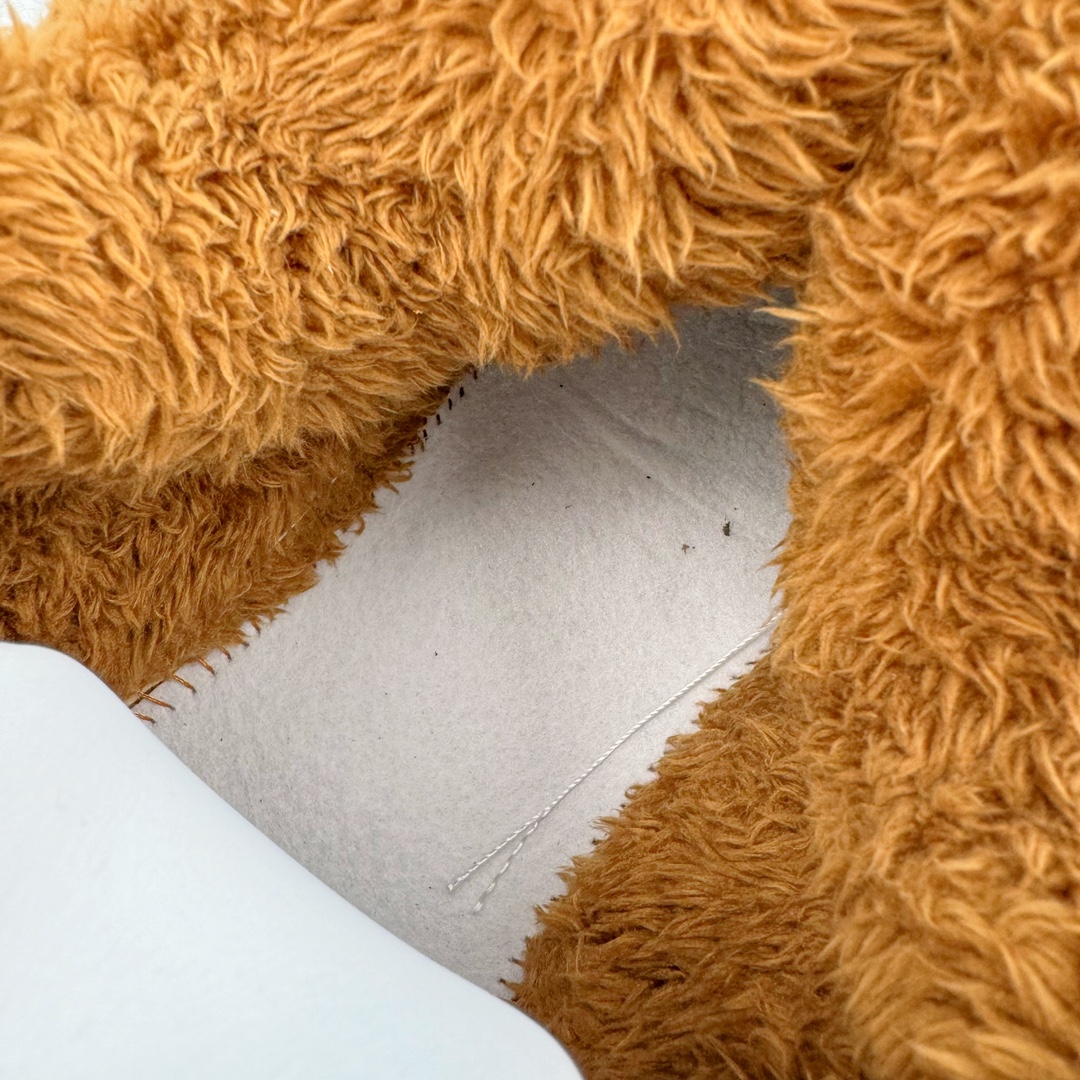 图片[11]-＃GD广顶 ERL 2024S复古潮流面包鞋 品牌起源于洛杉矶，是Eli Russell Linnetz的一个项目。其最初的灵感来自于 Eli Russell Linnetz 家乡的威尼斯海滩—那些冲浪人、板仔以及各种被阳光亲吻的怪人，Eli Russell Linnetz为此专门拍摄了一组型录，呈现出一种迷人的荒谬和多愁善感的90年代怀旧气息。继Kanye、Justin Bieber等潮咖率先上身之后，越来越多时尚博主、潮流懂哥也纷纷加入购买行列，高饱和度撞色的帽衫和羽绒夹克已经成为ERL的超级爆款。如同被酵母充分发酵烤制的蓬松面包般膨胀的滑板鞋，在趋势风水轮流转的潮鞋世界依旧强势挺进2024。由 Eli Russell Linnetz 创立的美国加州西海岸风格潮流品牌 ERL，在去年年初与 Dior Men 合力打造备受好评的 Dior B9S 面包滑板鞋后，终于在今年推出由品牌独立打造的原创鞋款 Vamp Skate 滑板鞋。鞋型依旧膨胀，而毛茸茸的内衬装饰让整体设计恣意又乖张。尺码：35 36 37 38 39 40 41 42 43 44 45-选品中心