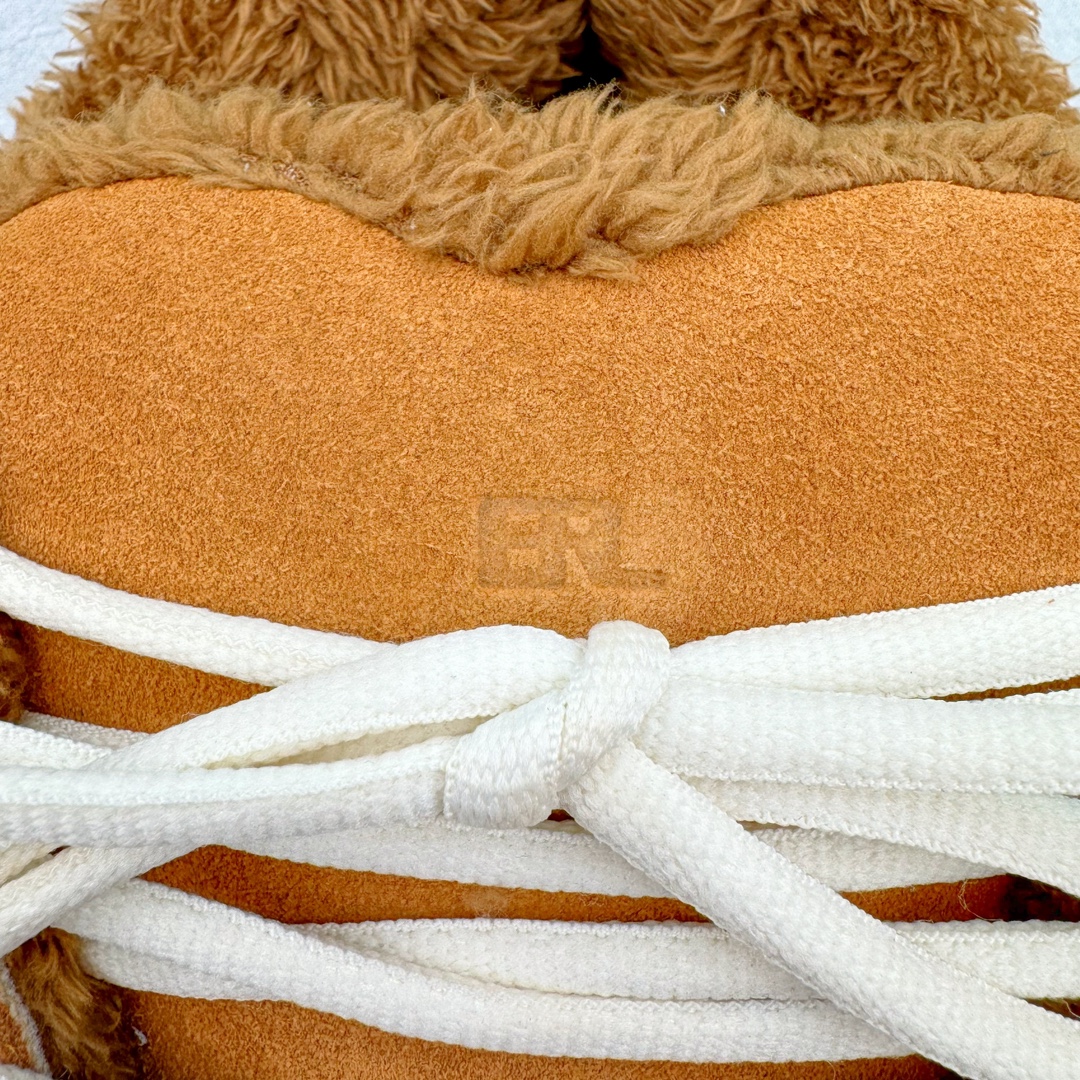 图片[14]-＃GD广顶 ERL 2024S复古潮流面包鞋 品牌起源于洛杉矶，是Eli Russell Linnetz的一个项目。其最初的灵感来自于 Eli Russell Linnetz 家乡的威尼斯海滩—那些冲浪人、板仔以及各种被阳光亲吻的怪人，Eli Russell Linnetz为此专门拍摄了一组型录，呈现出一种迷人的荒谬和多愁善感的90年代怀旧气息。继Kanye、Justin Bieber等潮咖率先上身之后，越来越多时尚博主、潮流懂哥也纷纷加入购买行列，高饱和度撞色的帽衫和羽绒夹克已经成为ERL的超级爆款。如同被酵母充分发酵烤制的蓬松面包般膨胀的滑板鞋，在趋势风水轮流转的潮鞋世界依旧强势挺进2024。由 Eli Russell Linnetz 创立的美国加州西海岸风格潮流品牌 ERL，在去年年初与 Dior Men 合力打造备受好评的 Dior B9S 面包滑板鞋后，终于在今年推出由品牌独立打造的原创鞋款 Vamp Skate 滑板鞋。鞋型依旧膨胀，而毛茸茸的内衬装饰让整体设计恣意又乖张。尺码：35 36 37 38 39 40 41 42 43 44 45-选品中心