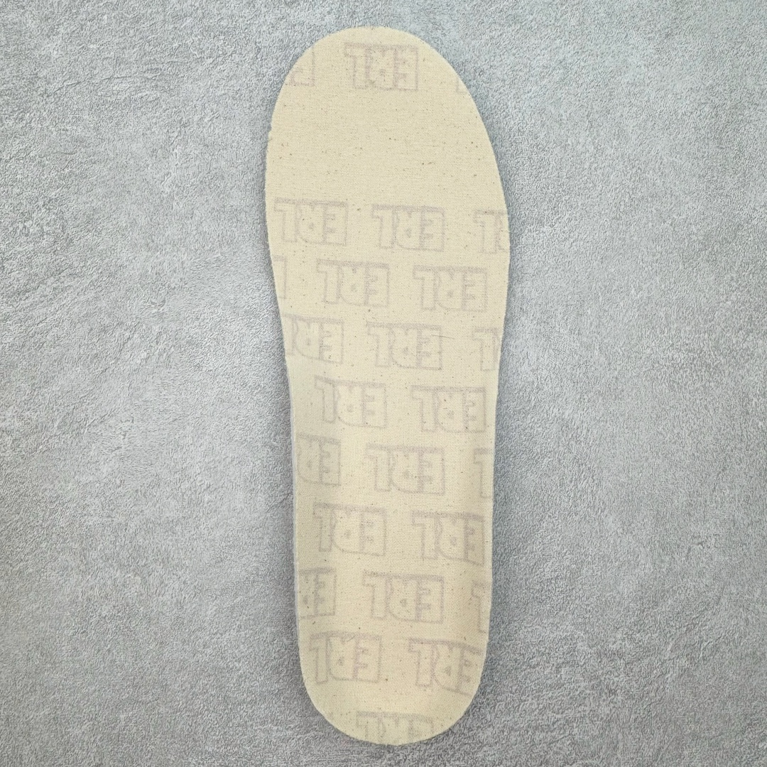 图片[10]-＃GD广顶 ERL 2024S复古潮流面包鞋 品牌起源于洛杉矶，是Eli Russell Linnetz的一个项目。其最初的灵感来自于 Eli Russell Linnetz 家乡的威尼斯海滩—那些冲浪人、板仔以及各种被阳光亲吻的怪人，Eli Russell Linnetz为此专门拍摄了一组型录，呈现出一种迷人的荒谬和多愁善感的90年代怀旧气息。继Kanye、Justin Bieber等潮咖率先上身之后，越来越多时尚博主、潮流懂哥也纷纷加入购买行列，高饱和度撞色的帽衫和羽绒夹克已经成为ERL的超级爆款。如同被酵母充分发酵烤制的蓬松面包般膨胀的滑板鞋，在趋势风水轮流转的潮鞋世界依旧强势挺进2024。由 Eli Russell Linnetz 创立的美国加州西海岸风格潮流品牌 ERL，在去年年初与 Dior Men 合力打造备受好评的 Dior B9S 面包滑板鞋后，终于在今年推出由品牌独立打造的原创鞋款 Vamp Skate 滑板鞋。鞋型依旧膨胀，而毛茸茸的内衬装饰让整体设计恣意又乖张。尺码：35 36 37 38 39 40 41 42 43 44 45-选品中心