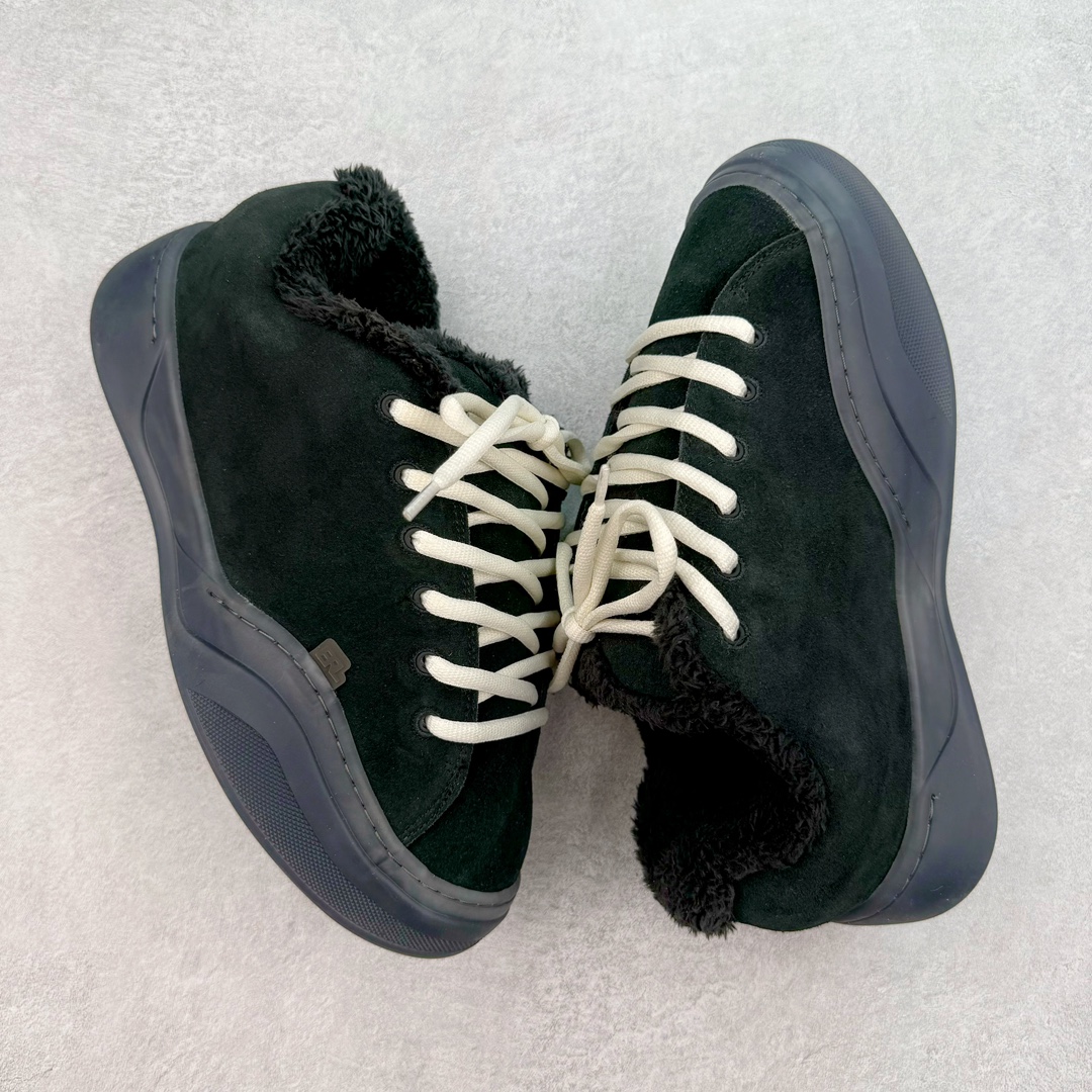 图片[3]-＃GD广顶 ERL 2024S复古潮流面包鞋 品牌起源于洛杉矶，是Eli Russell Linnetz的一个项目。其最初的灵感来自于 Eli Russell Linnetz 家乡的威尼斯海滩—那些冲浪人、板仔以及各种被阳光亲吻的怪人，Eli Russell Linnetz为此专门拍摄了一组型录，呈现出一种迷人的荒谬和多愁善感的90年代怀旧气息。继Kanye、Justin Bieber等潮咖率先上身之后，越来越多时尚博主、潮流懂哥也纷纷加入购买行列，高饱和度撞色的帽衫和羽绒夹克已经成为ERL的超级爆款。如同被酵母充分发酵烤制的蓬松面包般膨胀的滑板鞋，在趋势风水轮流转的潮鞋世界依旧强势挺进2024。由 Eli Russell Linnetz 创立的美国加州西海岸风格潮流品牌 ERL，在去年年初与 Dior Men 合力打造备受好评的 Dior B9S 面包滑板鞋后，终于在今年推出由品牌独立打造的原创鞋款 Vamp Skate 滑板鞋。鞋型依旧膨胀，而毛茸茸的内衬装饰让整体设计恣意又乖张。尺码：35 36 37 38 39 40 41 42 43 44 45-选品中心