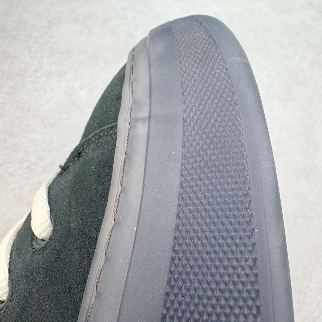 图片[16]-＃GD广顶 ERL 2024S复古潮流面包鞋 品牌起源于洛杉矶，是Eli Russell Linnetz的一个项目。其最初的灵感来自于 Eli Russell Linnetz 家乡的威尼斯海滩—那些冲浪人、板仔以及各种被阳光亲吻的怪人，Eli Russell Linnetz为此专门拍摄了一组型录，呈现出一种迷人的荒谬和多愁善感的90年代怀旧气息。继Kanye、Justin Bieber等潮咖率先上身之后，越来越多时尚博主、潮流懂哥也纷纷加入购买行列，高饱和度撞色的帽衫和羽绒夹克已经成为ERL的超级爆款。如同被酵母充分发酵烤制的蓬松面包般膨胀的滑板鞋，在趋势风水轮流转的潮鞋世界依旧强势挺进2024。由 Eli Russell Linnetz 创立的美国加州西海岸风格潮流品牌 ERL，在去年年初与 Dior Men 合力打造备受好评的 Dior B9S 面包滑板鞋后，终于在今年推出由品牌独立打造的原创鞋款 Vamp Skate 滑板鞋。鞋型依旧膨胀，而毛茸茸的内衬装饰让整体设计恣意又乖张。尺码：35 36 37 38 39 40 41 42 43 44 45-选品中心