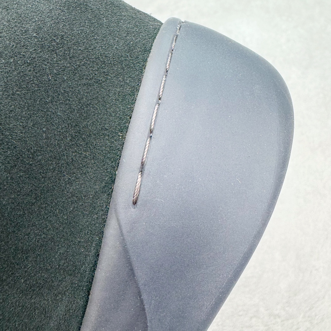 图片[12]-＃GD广顶 ERL 2024S复古潮流面包鞋 品牌起源于洛杉矶，是Eli Russell Linnetz的一个项目。其最初的灵感来自于 Eli Russell Linnetz 家乡的威尼斯海滩—那些冲浪人、板仔以及各种被阳光亲吻的怪人，Eli Russell Linnetz为此专门拍摄了一组型录，呈现出一种迷人的荒谬和多愁善感的90年代怀旧气息。继Kanye、Justin Bieber等潮咖率先上身之后，越来越多时尚博主、潮流懂哥也纷纷加入购买行列，高饱和度撞色的帽衫和羽绒夹克已经成为ERL的超级爆款。如同被酵母充分发酵烤制的蓬松面包般膨胀的滑板鞋，在趋势风水轮流转的潮鞋世界依旧强势挺进2024。由 Eli Russell Linnetz 创立的美国加州西海岸风格潮流品牌 ERL，在去年年初与 Dior Men 合力打造备受好评的 Dior B9S 面包滑板鞋后，终于在今年推出由品牌独立打造的原创鞋款 Vamp Skate 滑板鞋。鞋型依旧膨胀，而毛茸茸的内衬装饰让整体设计恣意又乖张。尺码：35 36 37 38 39 40 41 42 43 44 45-选品中心