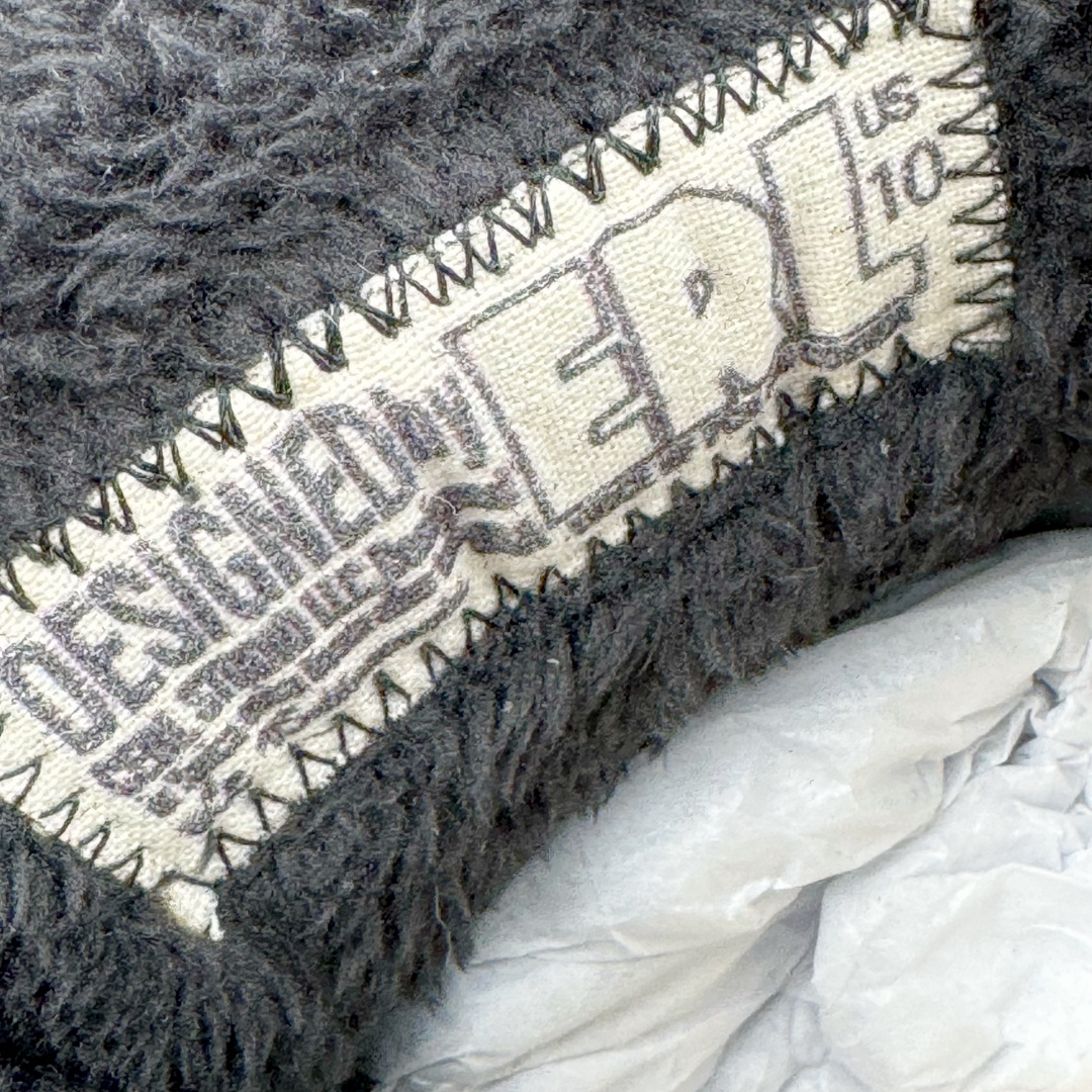 图片[11]-＃GD广顶 ERL 2024S复古潮流面包鞋 品牌起源于洛杉矶，是Eli Russell Linnetz的一个项目。其最初的灵感来自于 Eli Russell Linnetz 家乡的威尼斯海滩—那些冲浪人、板仔以及各种被阳光亲吻的怪人，Eli Russell Linnetz为此专门拍摄了一组型录，呈现出一种迷人的荒谬和多愁善感的90年代怀旧气息。继Kanye、Justin Bieber等潮咖率先上身之后，越来越多时尚博主、潮流懂哥也纷纷加入购买行列，高饱和度撞色的帽衫和羽绒夹克已经成为ERL的超级爆款。如同被酵母充分发酵烤制的蓬松面包般膨胀的滑板鞋，在趋势风水轮流转的潮鞋世界依旧强势挺进2024。由 Eli Russell Linnetz 创立的美国加州西海岸风格潮流品牌 ERL，在去年年初与 Dior Men 合力打造备受好评的 Dior B9S 面包滑板鞋后，终于在今年推出由品牌独立打造的原创鞋款 Vamp Skate 滑板鞋。鞋型依旧膨胀，而毛茸茸的内衬装饰让整体设计恣意又乖张。尺码：35 36 37 38 39 40 41 42 43 44 45-选品中心