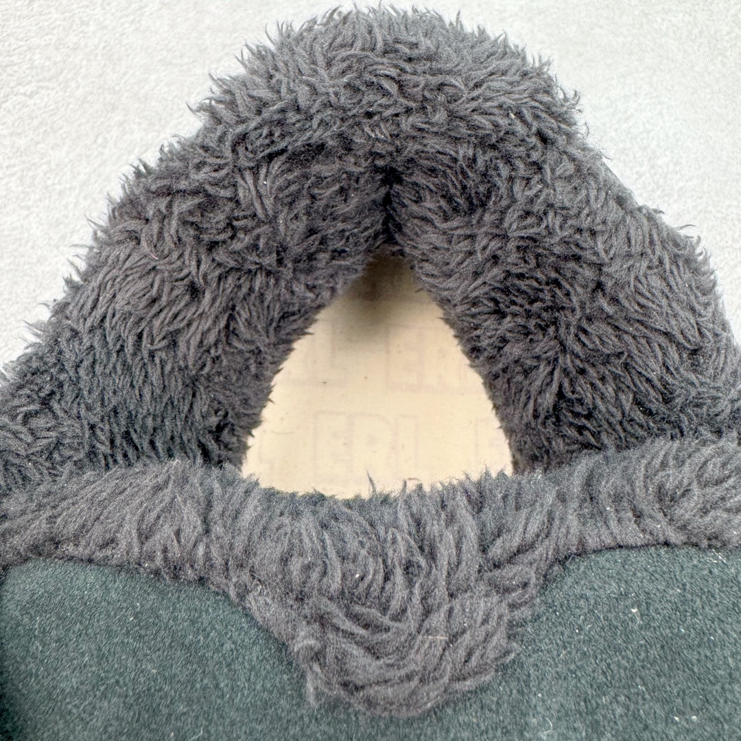 图片[13]-＃GD广顶 ERL 2024S复古潮流面包鞋 品牌起源于洛杉矶，是Eli Russell Linnetz的一个项目。其最初的灵感来自于 Eli Russell Linnetz 家乡的威尼斯海滩—那些冲浪人、板仔以及各种被阳光亲吻的怪人，Eli Russell Linnetz为此专门拍摄了一组型录，呈现出一种迷人的荒谬和多愁善感的90年代怀旧气息。继Kanye、Justin Bieber等潮咖率先上身之后，越来越多时尚博主、潮流懂哥也纷纷加入购买行列，高饱和度撞色的帽衫和羽绒夹克已经成为ERL的超级爆款。如同被酵母充分发酵烤制的蓬松面包般膨胀的滑板鞋，在趋势风水轮流转的潮鞋世界依旧强势挺进2024。由 Eli Russell Linnetz 创立的美国加州西海岸风格潮流品牌 ERL，在去年年初与 Dior Men 合力打造备受好评的 Dior B9S 面包滑板鞋后，终于在今年推出由品牌独立打造的原创鞋款 Vamp Skate 滑板鞋。鞋型依旧膨胀，而毛茸茸的内衬装饰让整体设计恣意又乖张。尺码：35 36 37 38 39 40 41 42 43 44 45-选品中心