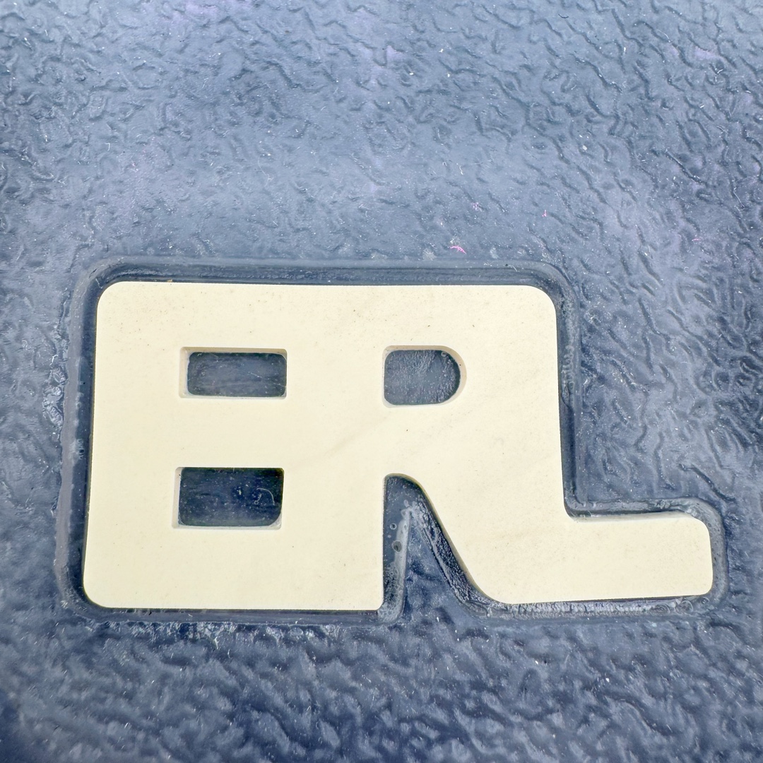 图片[22]-＃GD广顶 ERL 2024S复古潮流面包鞋 品牌起源于洛杉矶，是Eli Russell Linnetz的一个项目。其最初的灵感来自于 Eli Russell Linnetz 家乡的威尼斯海滩—那些冲浪人、板仔以及各种被阳光亲吻的怪人，Eli Russell Linnetz为此专门拍摄了一组型录，呈现出一种迷人的荒谬和多愁善感的90年代怀旧气息。继Kanye、Justin Bieber等潮咖率先上身之后，越来越多时尚博主、潮流懂哥也纷纷加入购买行列，高饱和度撞色的帽衫和羽绒夹克已经成为ERL的超级爆款。如同被酵母充分发酵烤制的蓬松面包般膨胀的滑板鞋，在趋势风水轮流转的潮鞋世界依旧强势挺进2024。由 Eli Russell Linnetz 创立的美国加州西海岸风格潮流品牌 ERL，在去年年初与 Dior Men 合力打造备受好评的 Dior B9S 面包滑板鞋后，终于在今年推出由品牌独立打造的原创鞋款 Vamp Skate 滑板鞋。鞋型依旧膨胀，而毛茸茸的内衬装饰让整体设计恣意又乖张。尺码：35 36 37 38 39 40 41 42 43 44 45-选品中心