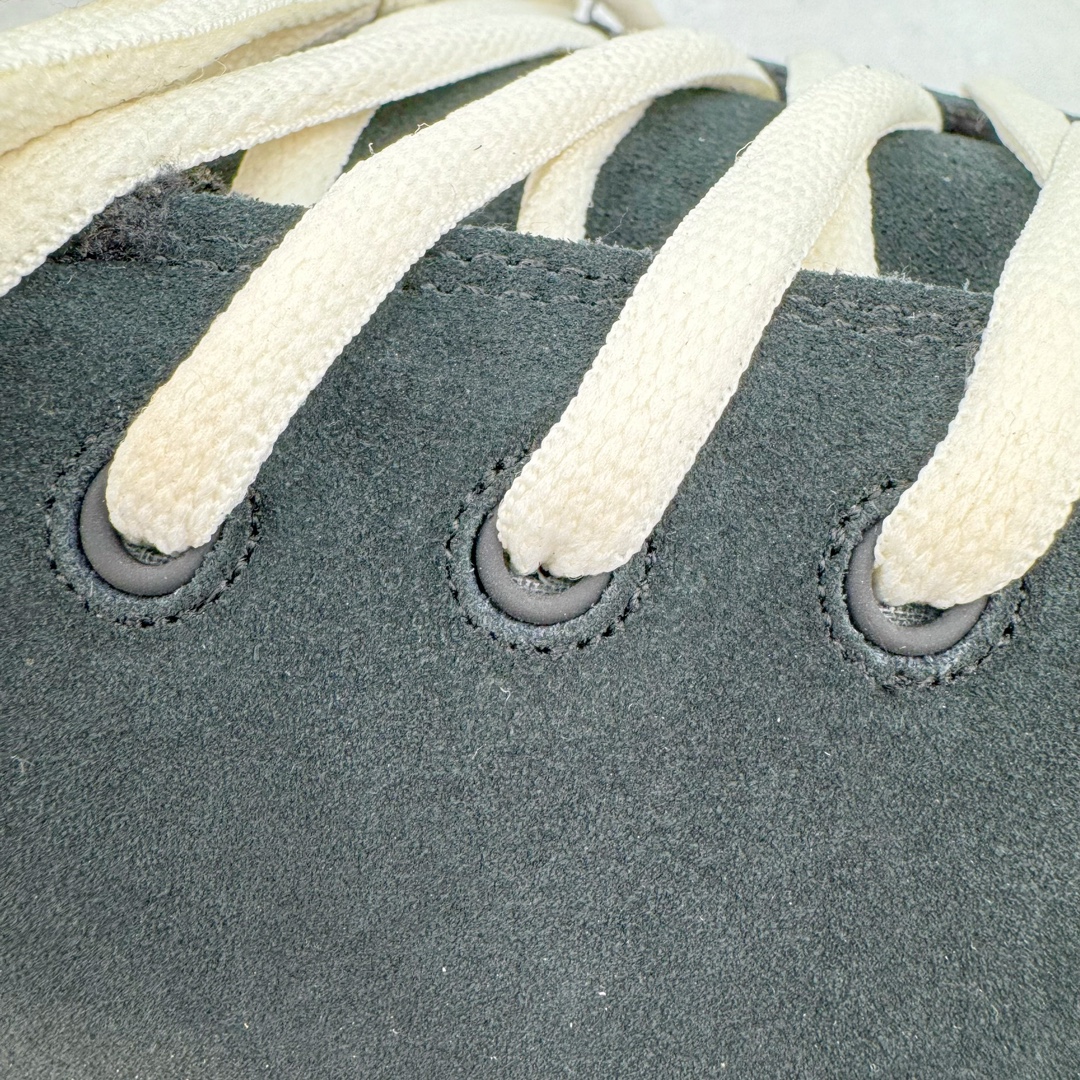 图片[19]-＃GD广顶 ERL 2024S复古潮流面包鞋 品牌起源于洛杉矶，是Eli Russell Linnetz的一个项目。其最初的灵感来自于 Eli Russell Linnetz 家乡的威尼斯海滩—那些冲浪人、板仔以及各种被阳光亲吻的怪人，Eli Russell Linnetz为此专门拍摄了一组型录，呈现出一种迷人的荒谬和多愁善感的90年代怀旧气息。继Kanye、Justin Bieber等潮咖率先上身之后，越来越多时尚博主、潮流懂哥也纷纷加入购买行列，高饱和度撞色的帽衫和羽绒夹克已经成为ERL的超级爆款。如同被酵母充分发酵烤制的蓬松面包般膨胀的滑板鞋，在趋势风水轮流转的潮鞋世界依旧强势挺进2024。由 Eli Russell Linnetz 创立的美国加州西海岸风格潮流品牌 ERL，在去年年初与 Dior Men 合力打造备受好评的 Dior B9S 面包滑板鞋后，终于在今年推出由品牌独立打造的原创鞋款 Vamp Skate 滑板鞋。鞋型依旧膨胀，而毛茸茸的内衬装饰让整体设计恣意又乖张。尺码：35 36 37 38 39 40 41 42 43 44 45-选品中心