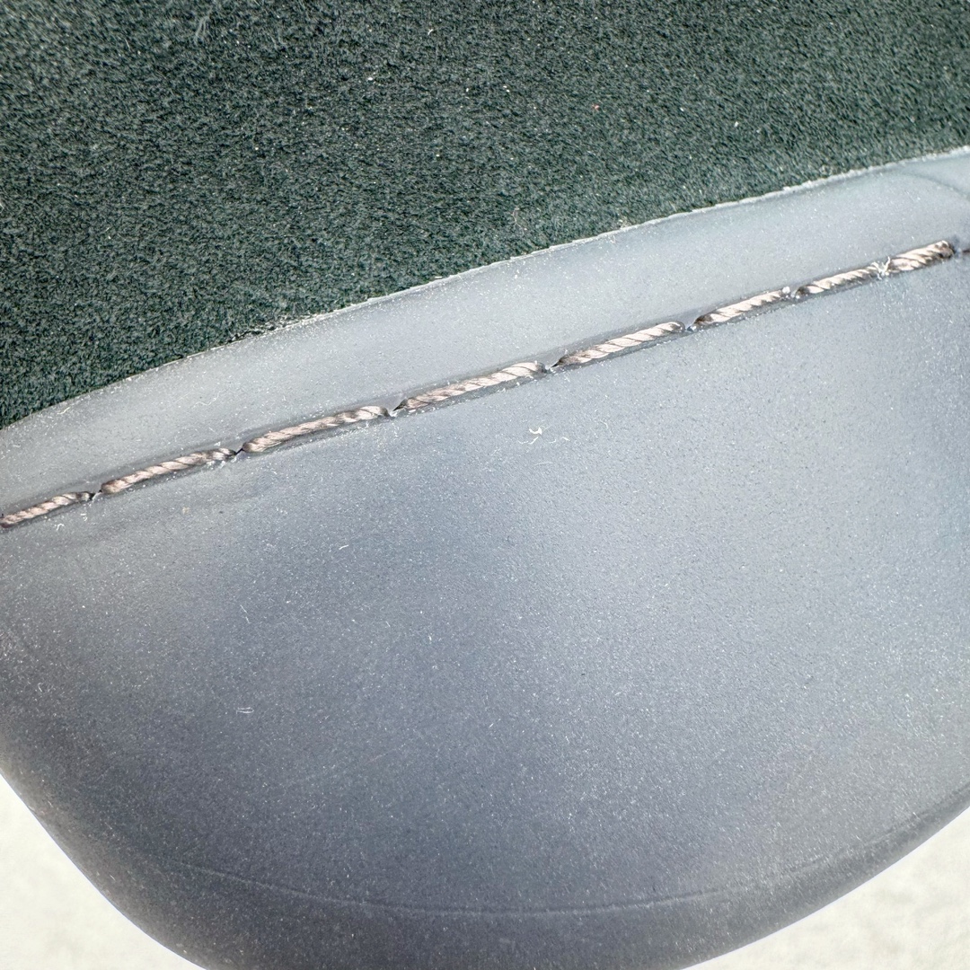 图片[17]-＃GD广顶 ERL 2024S复古潮流面包鞋 品牌起源于洛杉矶，是Eli Russell Linnetz的一个项目。其最初的灵感来自于 Eli Russell Linnetz 家乡的威尼斯海滩—那些冲浪人、板仔以及各种被阳光亲吻的怪人，Eli Russell Linnetz为此专门拍摄了一组型录，呈现出一种迷人的荒谬和多愁善感的90年代怀旧气息。继Kanye、Justin Bieber等潮咖率先上身之后，越来越多时尚博主、潮流懂哥也纷纷加入购买行列，高饱和度撞色的帽衫和羽绒夹克已经成为ERL的超级爆款。如同被酵母充分发酵烤制的蓬松面包般膨胀的滑板鞋，在趋势风水轮流转的潮鞋世界依旧强势挺进2024。由 Eli Russell Linnetz 创立的美国加州西海岸风格潮流品牌 ERL，在去年年初与 Dior Men 合力打造备受好评的 Dior B9S 面包滑板鞋后，终于在今年推出由品牌独立打造的原创鞋款 Vamp Skate 滑板鞋。鞋型依旧膨胀，而毛茸茸的内衬装饰让整体设计恣意又乖张。尺码：35 36 37 38 39 40 41 42 43 44 45-选品中心