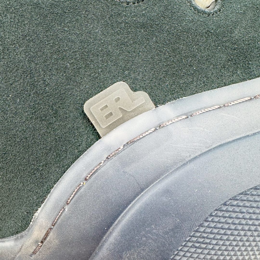 图片[21]-＃GD广顶 ERL 2024S复古潮流面包鞋 品牌起源于洛杉矶，是Eli Russell Linnetz的一个项目。其最初的灵感来自于 Eli Russell Linnetz 家乡的威尼斯海滩—那些冲浪人、板仔以及各种被阳光亲吻的怪人，Eli Russell Linnetz为此专门拍摄了一组型录，呈现出一种迷人的荒谬和多愁善感的90年代怀旧气息。继Kanye、Justin Bieber等潮咖率先上身之后，越来越多时尚博主、潮流懂哥也纷纷加入购买行列，高饱和度撞色的帽衫和羽绒夹克已经成为ERL的超级爆款。如同被酵母充分发酵烤制的蓬松面包般膨胀的滑板鞋，在趋势风水轮流转的潮鞋世界依旧强势挺进2024。由 Eli Russell Linnetz 创立的美国加州西海岸风格潮流品牌 ERL，在去年年初与 Dior Men 合力打造备受好评的 Dior B9S 面包滑板鞋后，终于在今年推出由品牌独立打造的原创鞋款 Vamp Skate 滑板鞋。鞋型依旧膨胀，而毛茸茸的内衬装饰让整体设计恣意又乖张。尺码：35 36 37 38 39 40 41 42 43 44 45-选品中心