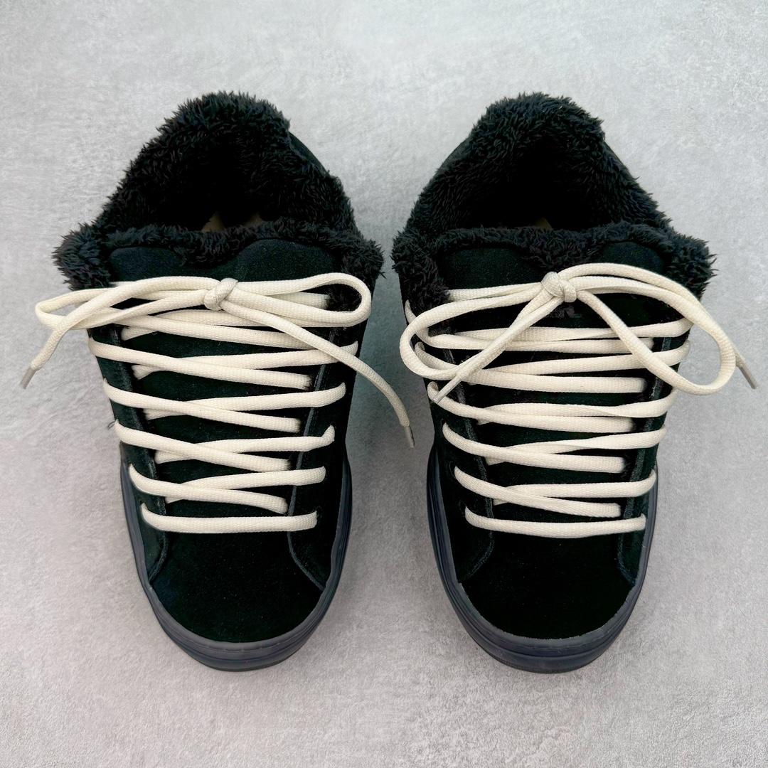 图片[2]-＃GD广顶 ERL 2024S复古潮流面包鞋 品牌起源于洛杉矶，是Eli Russell Linnetz的一个项目。其最初的灵感来自于 Eli Russell Linnetz 家乡的威尼斯海滩—那些冲浪人、板仔以及各种被阳光亲吻的怪人，Eli Russell Linnetz为此专门拍摄了一组型录，呈现出一种迷人的荒谬和多愁善感的90年代怀旧气息。继Kanye、Justin Bieber等潮咖率先上身之后，越来越多时尚博主、潮流懂哥也纷纷加入购买行列，高饱和度撞色的帽衫和羽绒夹克已经成为ERL的超级爆款。如同被酵母充分发酵烤制的蓬松面包般膨胀的滑板鞋，在趋势风水轮流转的潮鞋世界依旧强势挺进2024。由 Eli Russell Linnetz 创立的美国加州西海岸风格潮流品牌 ERL，在去年年初与 Dior Men 合力打造备受好评的 Dior B9S 面包滑板鞋后，终于在今年推出由品牌独立打造的原创鞋款 Vamp Skate 滑板鞋。鞋型依旧膨胀，而毛茸茸的内衬装饰让整体设计恣意又乖张。尺码：35 36 37 38 39 40 41 42 43 44 45-选品中心