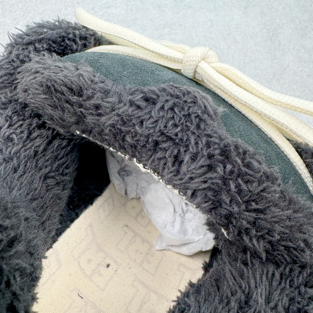 图片[10]-＃GD广顶 ERL 2024S复古潮流面包鞋 品牌起源于洛杉矶，是Eli Russell Linnetz的一个项目。其最初的灵感来自于 Eli Russell Linnetz 家乡的威尼斯海滩—那些冲浪人、板仔以及各种被阳光亲吻的怪人，Eli Russell Linnetz为此专门拍摄了一组型录，呈现出一种迷人的荒谬和多愁善感的90年代怀旧气息。继Kanye、Justin Bieber等潮咖率先上身之后，越来越多时尚博主、潮流懂哥也纷纷加入购买行列，高饱和度撞色的帽衫和羽绒夹克已经成为ERL的超级爆款。如同被酵母充分发酵烤制的蓬松面包般膨胀的滑板鞋，在趋势风水轮流转的潮鞋世界依旧强势挺进2024。由 Eli Russell Linnetz 创立的美国加州西海岸风格潮流品牌 ERL，在去年年初与 Dior Men 合力打造备受好评的 Dior B9S 面包滑板鞋后，终于在今年推出由品牌独立打造的原创鞋款 Vamp Skate 滑板鞋。鞋型依旧膨胀，而毛茸茸的内衬装饰让整体设计恣意又乖张。尺码：35 36 37 38 39 40 41 42 43 44 45-选品中心