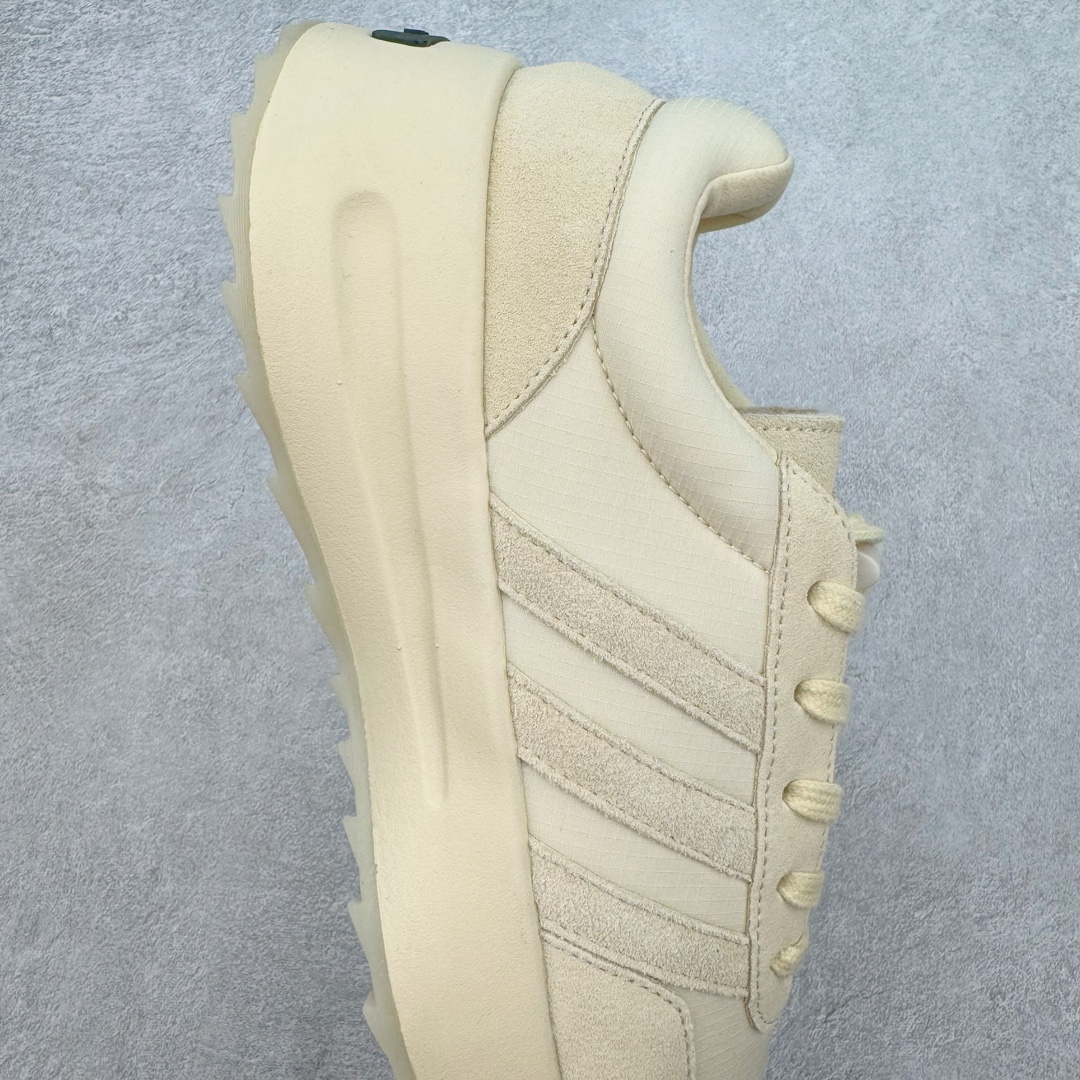 图片[6]-＃LJ渠道版特价 Fear Of God x AD Athletics Runner Los Angeles 运动跑系列低帮增高系带百搭休闲运动慢跑鞋鞋 FOG联名 米白 IH2275 年度大戏 匠心打造 开发时长超过半年 目前可过各类鉴定或无法鉴定 裸鞋随便操作 独家私模百万磨具冲刀加持 广硕原厂全套原纸板楦头开发 原厂特供皮料加持 确保原汁原味 低调的一体式配色与高级材质承袭 FOG 一贯风格 鞋带处的锁定扣增加了穿脱便捷性 同时与后跟处的 Fear of God 铭牌一起增加了细节精致感 整体鞋靴造型似乎让人想起了兄弟品牌 Yeezy 的 RNR 系列鞋款 看来「老棉鞋」将在今年秋冬掀起一波全新攻势 尺码对应库存明细‼️-选品中心