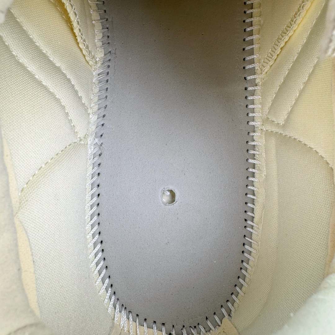 图片[11]-＃LJ渠道版特价 Fear Of God x AD Athletics Runner Los Angeles 运动跑系列低帮增高系带百搭休闲运动慢跑鞋鞋 FOG联名 米白 IH2275 年度大戏 匠心打造 开发时长超过半年 目前可过各类鉴定或无法鉴定 裸鞋随便操作 独家私模百万磨具冲刀加持 广硕原厂全套原纸板楦头开发 原厂特供皮料加持 确保原汁原味 低调的一体式配色与高级材质承袭 FOG 一贯风格 鞋带处的锁定扣增加了穿脱便捷性 同时与后跟处的 Fear of God 铭牌一起增加了细节精致感 整体鞋靴造型似乎让人想起了兄弟品牌 Yeezy 的 RNR 系列鞋款 看来「老棉鞋」将在今年秋冬掀起一波全新攻势 尺码对应库存明细‼️-选品中心