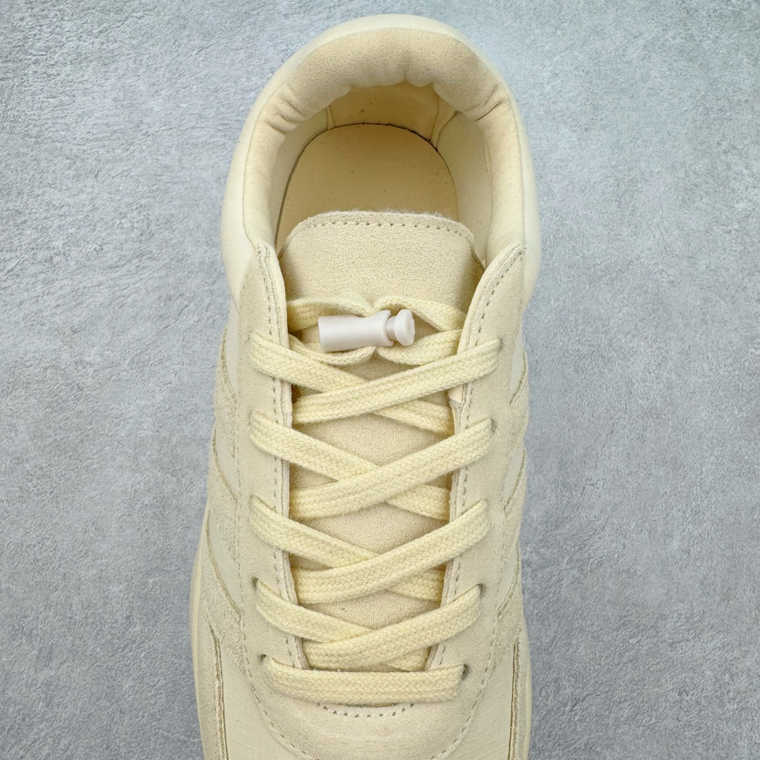 图片[5]-＃LJ渠道版特价 Fear Of God x AD Athletics Runner Los Angeles 运动跑系列低帮增高系带百搭休闲运动慢跑鞋鞋 FOG联名 米白 IH2275 年度大戏 匠心打造 开发时长超过半年 目前可过各类鉴定或无法鉴定 裸鞋随便操作 独家私模百万磨具冲刀加持 广硕原厂全套原纸板楦头开发 原厂特供皮料加持 确保原汁原味 低调的一体式配色与高级材质承袭 FOG 一贯风格 鞋带处的锁定扣增加了穿脱便捷性 同时与后跟处的 Fear of God 铭牌一起增加了细节精致感 整体鞋靴造型似乎让人想起了兄弟品牌 Yeezy 的 RNR 系列鞋款 看来「老棉鞋」将在今年秋冬掀起一波全新攻势 尺码对应库存明细‼️-选品中心