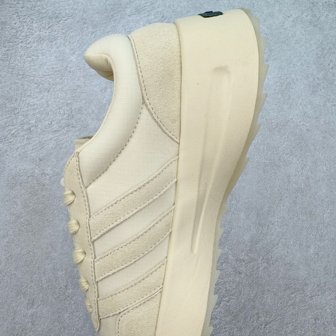 图片[7]-＃LJ渠道版特价 Fear Of God x AD Athletics Runner Los Angeles 运动跑系列低帮增高系带百搭休闲运动慢跑鞋鞋 FOG联名 米白 IH2275 年度大戏 匠心打造 开发时长超过半年 目前可过各类鉴定或无法鉴定 裸鞋随便操作 独家私模百万磨具冲刀加持 广硕原厂全套原纸板楦头开发 原厂特供皮料加持 确保原汁原味 低调的一体式配色与高级材质承袭 FOG 一贯风格 鞋带处的锁定扣增加了穿脱便捷性 同时与后跟处的 Fear of God 铭牌一起增加了细节精致感 整体鞋靴造型似乎让人想起了兄弟品牌 Yeezy 的 RNR 系列鞋款 看来「老棉鞋」将在今年秋冬掀起一波全新攻势 尺码对应库存明细‼️-选品中心