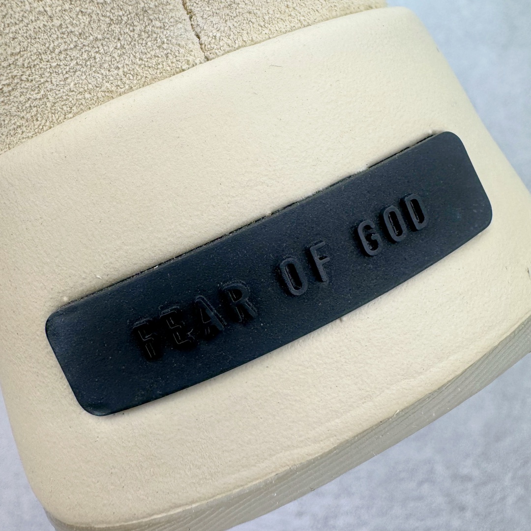 图片[15]-＃LJ渠道版特价 Fear Of God x AD Athletics Runner Los Angeles 运动跑系列低帮增高系带百搭休闲运动慢跑鞋鞋 FOG联名 米白 IH2275 年度大戏 匠心打造 开发时长超过半年 目前可过各类鉴定或无法鉴定 裸鞋随便操作 独家私模百万磨具冲刀加持 广硕原厂全套原纸板楦头开发 原厂特供皮料加持 确保原汁原味 低调的一体式配色与高级材质承袭 FOG 一贯风格 鞋带处的锁定扣增加了穿脱便捷性 同时与后跟处的 Fear of God 铭牌一起增加了细节精致感 整体鞋靴造型似乎让人想起了兄弟品牌 Yeezy 的 RNR 系列鞋款 看来「老棉鞋」将在今年秋冬掀起一波全新攻势 尺码对应库存明细‼️-选品中心