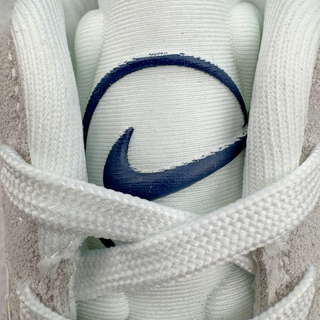 图片[11]-NIKE JAM 系列舒适时尚防滑耐磨低帮生活休闲鞋 FN0314-100 采用鞋面合成皮革与网眼布设计 以便于运动员在霹雳舞运动中的保护和耐穿 中底设计细节采用翻转SWOOSH设计 使得倒立动作时更显帅气 鞋子中的整体结构下降 有助于提供更好的缓震效果 设计语言来与NIKE 2000年跑跑鞋中汲取的材料组合以及设计语言 鞋子在线条处大量采用反光效果 尺码：36 36.5 37.5 38 38.5 39 40 40.5 41 42 42.5 43 44 44.5 45 46-选品中心