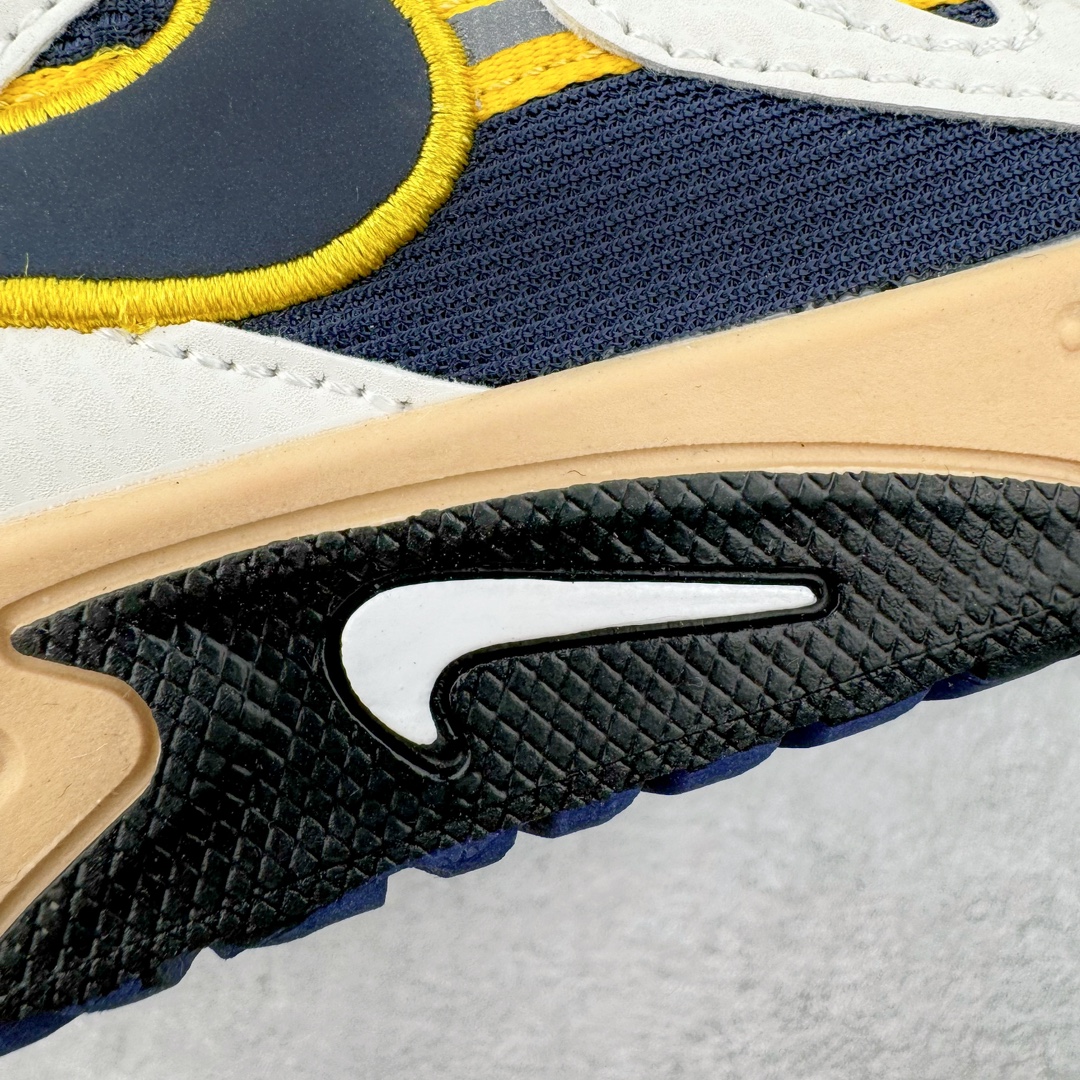 图片[14]-NIKE JAM 系列舒适时尚防滑耐磨低帮生活休闲鞋 FN0314-100 采用鞋面合成皮革与网眼布设计 以便于运动员在霹雳舞运动中的保护和耐穿 中底设计细节采用翻转SWOOSH设计 使得倒立动作时更显帅气 鞋子中的整体结构下降 有助于提供更好的缓震效果 设计语言来与NIKE 2000年跑跑鞋中汲取的材料组合以及设计语言 鞋子在线条处大量采用反光效果 尺码：36 36.5 37.5 38 38.5 39 40 40.5 41 42 42.5 43 44 44.5 45 46-选品中心