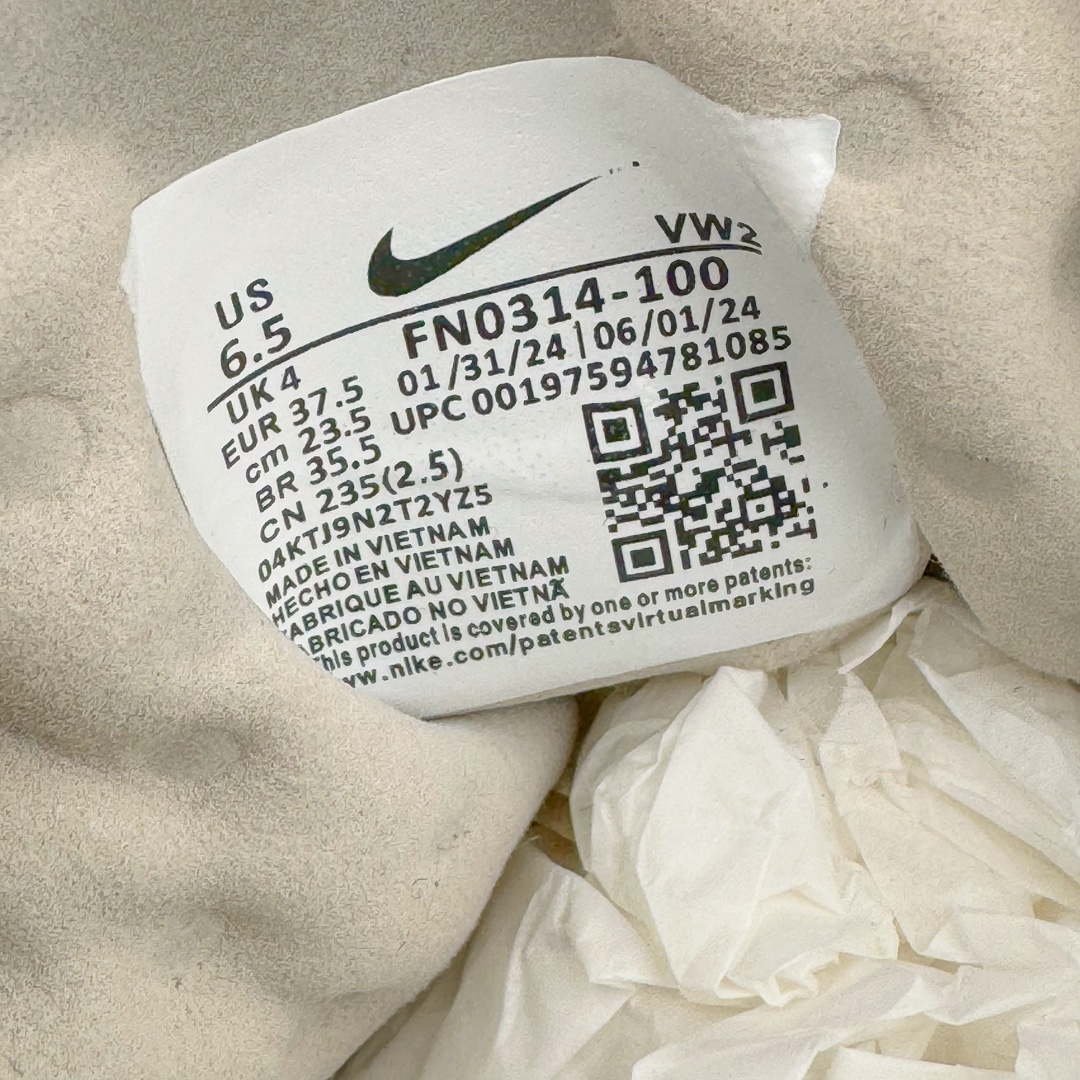 图片[10]-NIKE JAM 系列舒适时尚防滑耐磨低帮生活休闲鞋 FN0314-100 采用鞋面合成皮革与网眼布设计 以便于运动员在霹雳舞运动中的保护和耐穿 中底设计细节采用翻转SWOOSH设计 使得倒立动作时更显帅气 鞋子中的整体结构下降 有助于提供更好的缓震效果 设计语言来与NIKE 2000年跑跑鞋中汲取的材料组合以及设计语言 鞋子在线条处大量采用反光效果 尺码：36 36.5 37.5 38 38.5 39 40 40.5 41 42 42.5 43 44 44.5 45 46-选品中心