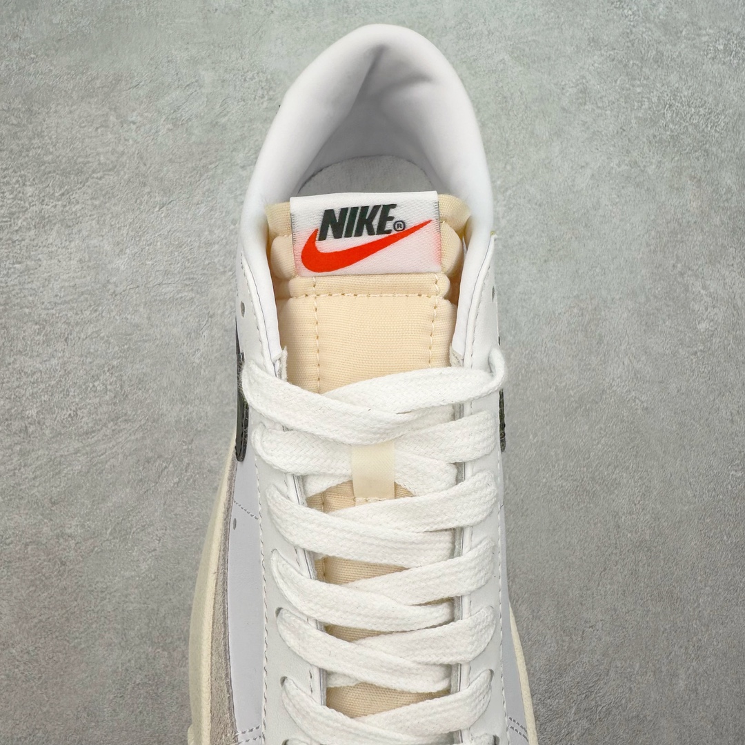 图片[5]-＃特价福利 NK Blazer Low \’77 Jumbo 开拓者大钩 DQ1470 焕新升级经典 Blazer 鞋款 大号 Swoosh 突出新时代更加张扬的潮流感 对经典的又一次改良升级 大号 Swoosh 设计结合宽大鞋带 符合当下潮流意趣 橡胶外底融入凸起人字形底纹增添几分户外感觉 尺码：36 36.5 37.5 38 38.5 39 40 40.5 41 42 42.5 43 44 44.5 45-选品中心