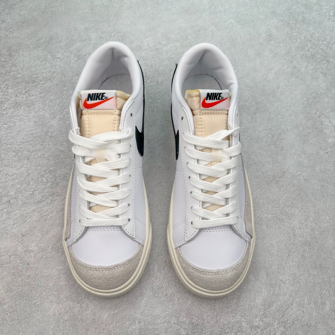 图片[2]-＃特价福利 NK Blazer Low \’77 Jumbo 开拓者大钩 DQ1470 焕新升级经典 Blazer 鞋款 大号 Swoosh 突出新时代更加张扬的潮流感 对经典的又一次改良升级 大号 Swoosh 设计结合宽大鞋带 符合当下潮流意趣 橡胶外底融入凸起人字形底纹增添几分户外感觉 尺码：36 36.5 37.5 38 38.5 39 40 40.5 41 42 42.5 43 44 44.5 45-选品中心