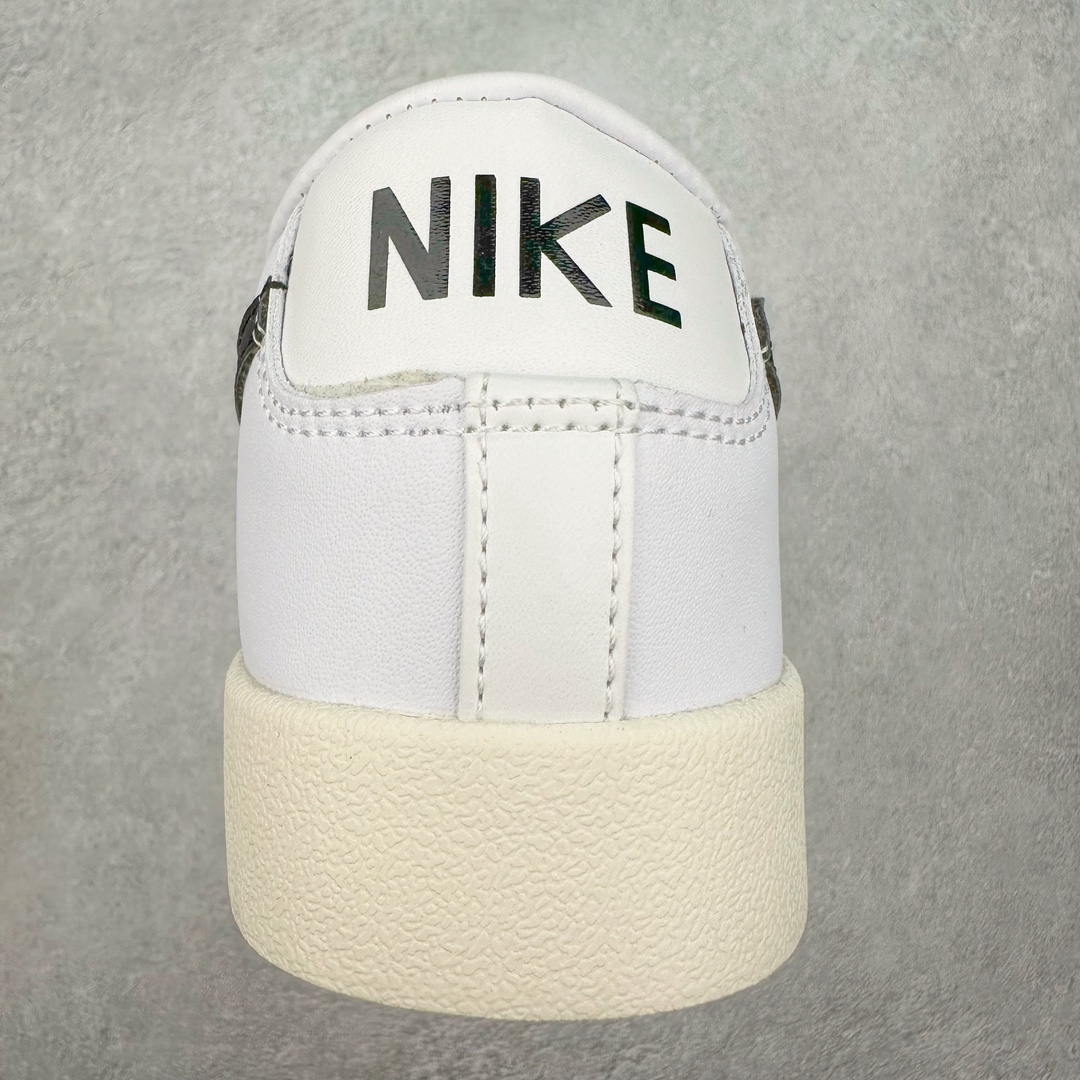 图片[8]-＃特价福利 NK Blazer Low \’77 Jumbo 开拓者大钩 DQ1470 焕新升级经典 Blazer 鞋款 大号 Swoosh 突出新时代更加张扬的潮流感 对经典的又一次改良升级 大号 Swoosh 设计结合宽大鞋带 符合当下潮流意趣 橡胶外底融入凸起人字形底纹增添几分户外感觉 尺码：36 36.5 37.5 38 38.5 39 40 40.5 41 42 42.5 43 44 44.5 45-选品中心