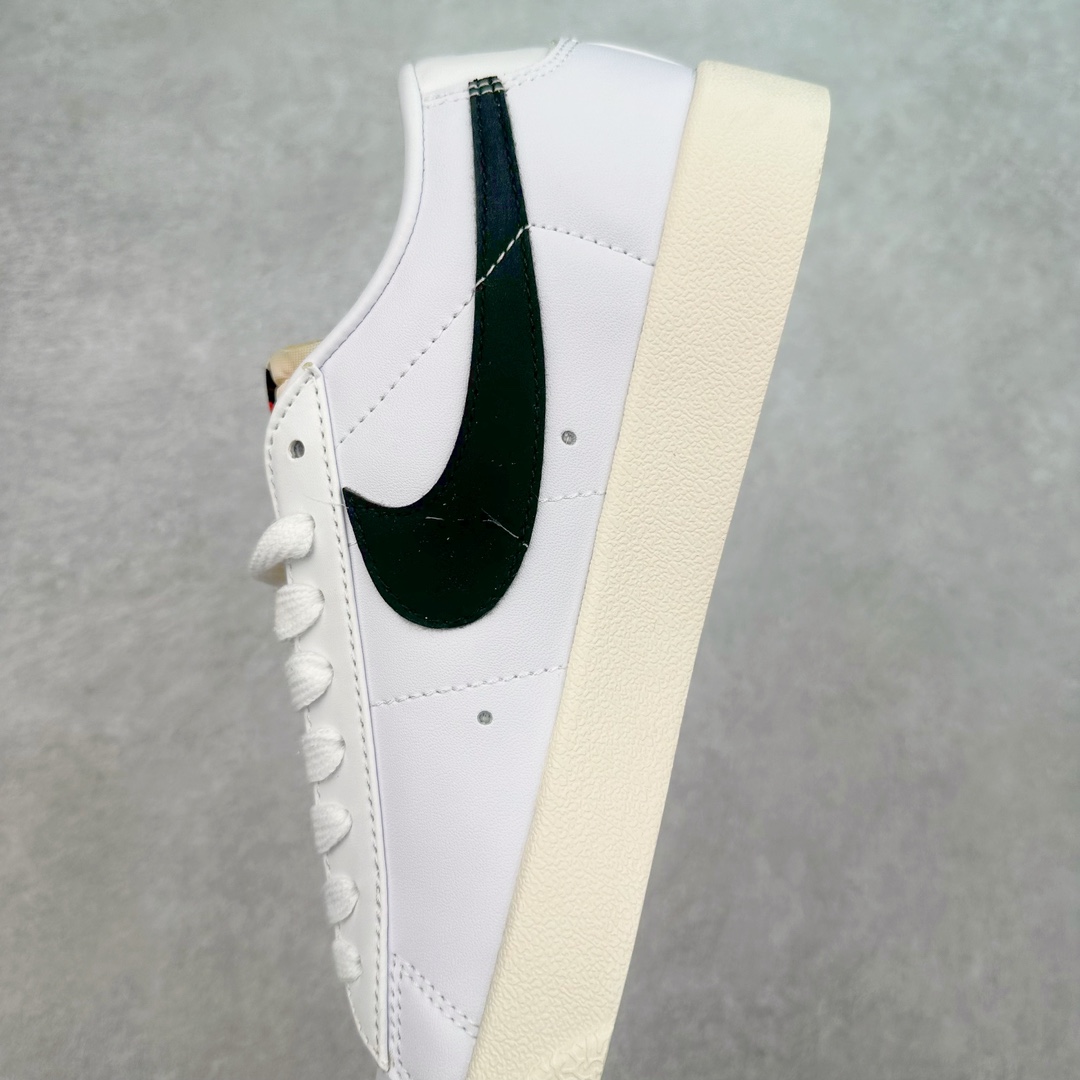 图片[7]-＃特价福利 NK Blazer Low \’77 Jumbo 开拓者大钩 DQ1470 焕新升级经典 Blazer 鞋款 大号 Swoosh 突出新时代更加张扬的潮流感 对经典的又一次改良升级 大号 Swoosh 设计结合宽大鞋带 符合当下潮流意趣 橡胶外底融入凸起人字形底纹增添几分户外感觉 尺码：36 36.5 37.5 38 38.5 39 40 40.5 41 42 42.5 43 44 44.5 45-选品中心