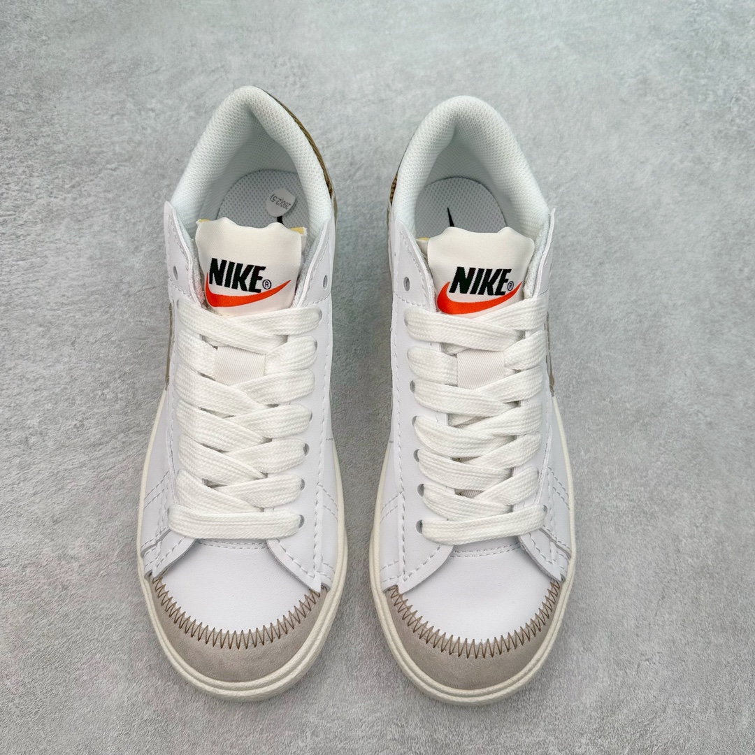 图片[2]-＃特价福利 NK Blazer Low \’77 Jumbo 开拓者大钩 DQ1470 焕新升级经典 Blazer 鞋款 大号 Swoosh 突出新时代更加张扬的潮流感 对经典的又一次改良升级 大号 Swoosh 设计结合宽大鞋带 符合当下潮流意趣 橡胶外底融入凸起人字形底纹增添几分户外感觉 尺码：36 36.5 37.5 38 38.5 39 40 40.5 41 42 42.5 43 44 44.5 45-选品中心