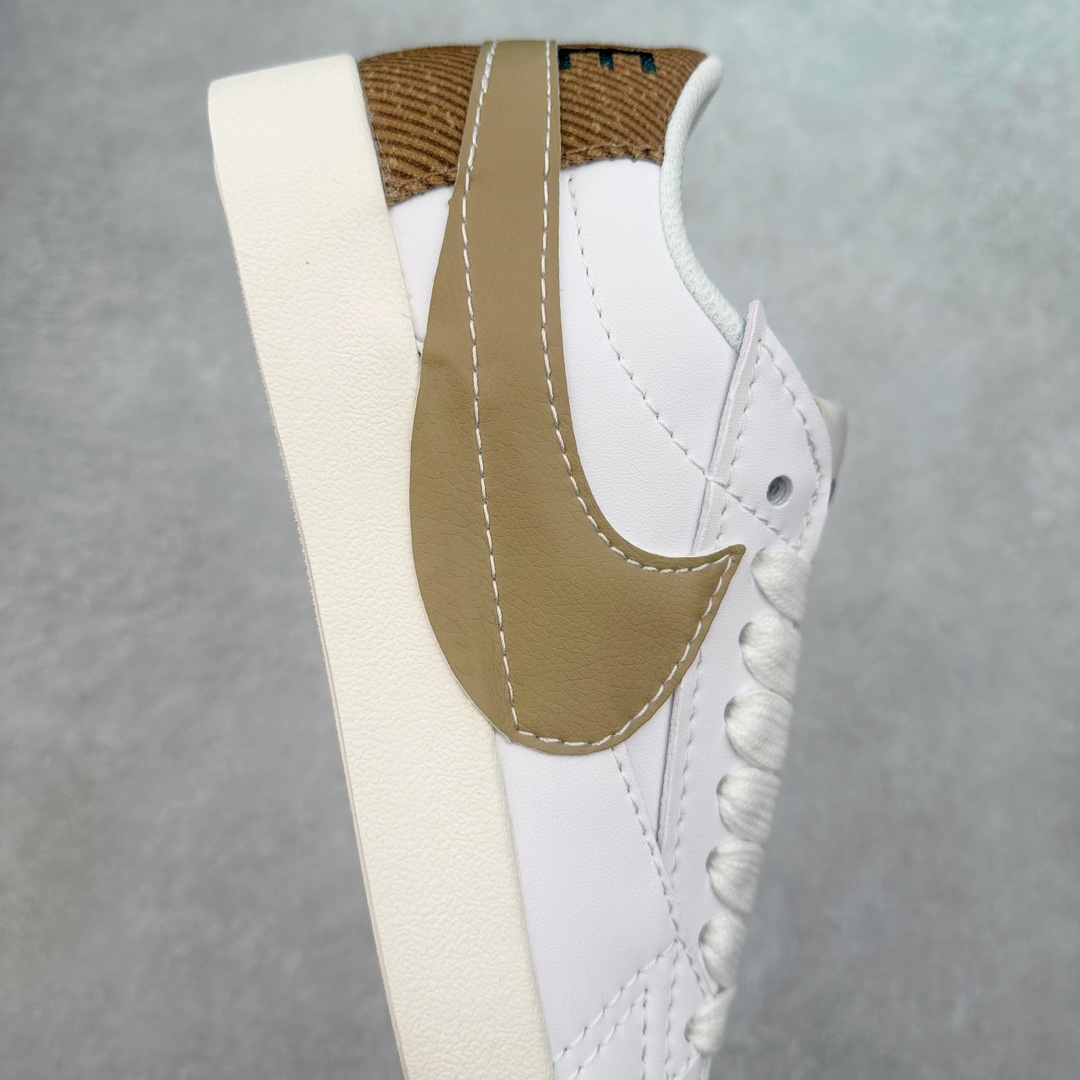 图片[6]-＃特价福利 NK Blazer Low \’77 Jumbo 开拓者大钩 DQ1470 焕新升级经典 Blazer 鞋款 大号 Swoosh 突出新时代更加张扬的潮流感 对经典的又一次改良升级 大号 Swoosh 设计结合宽大鞋带 符合当下潮流意趣 橡胶外底融入凸起人字形底纹增添几分户外感觉 尺码：36 36.5 37.5 38 38.5 39 40 40.5 41 42 42.5 43 44 44.5 45-选品中心